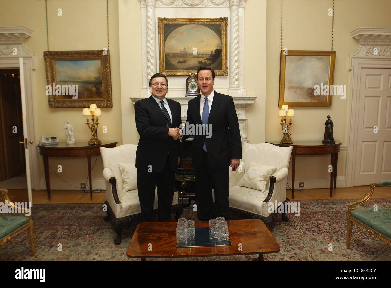 Il primo ministro David Cameron con il presidente della Commissione europea Jose Manuel Barroso al numero 10 di Downing Street, Londra, dove si sono incontrati per un colloquio. Foto Stock