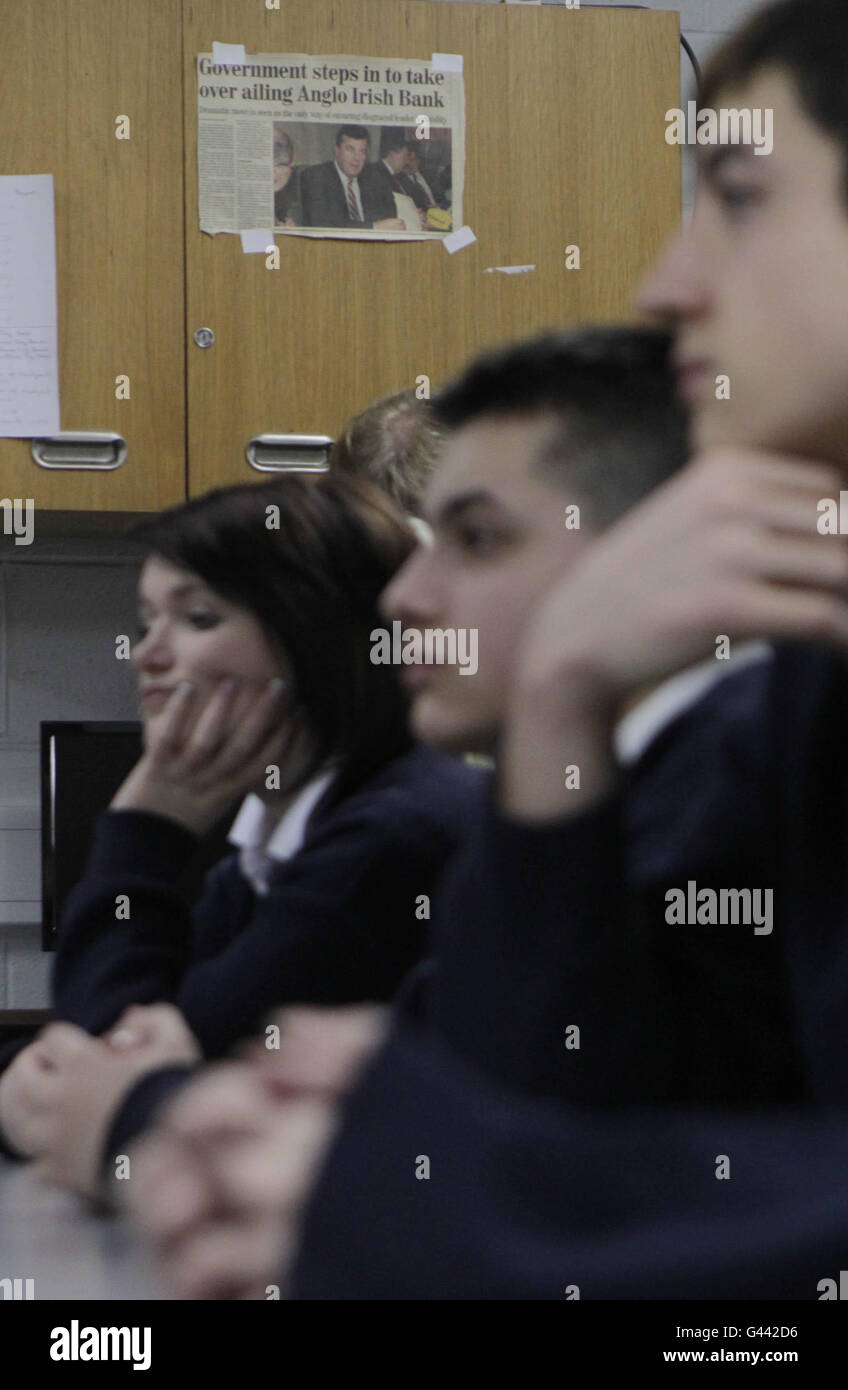 Gli studenti della scuola comunitaria Carrick-on-Shannon di Leitrim ascoltano come il leader laburista irlandese Eamon Gilmore fa un discorso. Foto Stock