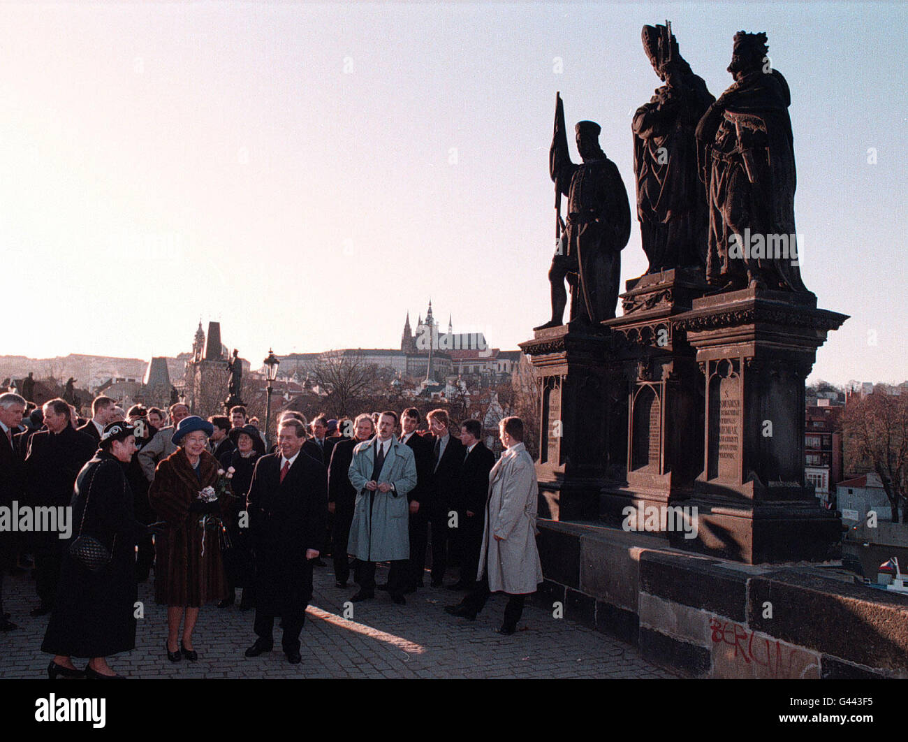 La Regina e il Presidente Havel sorridevano le grandi folle sotto la statua di San Venceslao sul Ponte Carlo, dopo una passeggiata sulla storica traversata di Praga. La Regina era appena arrivata nella Repubblica Ceca dopo aver lasciato la Polonia. Foto Stock