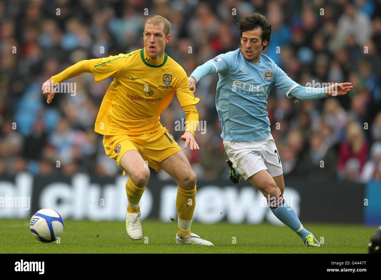 Calcio - fa Cup - Fourth Round Replay - Manchester City / Notts County - City of Manchester Stadium. Notts County's Neal Bishop e Manchester City's David Silva (a destra) battaglia per la palla Foto Stock