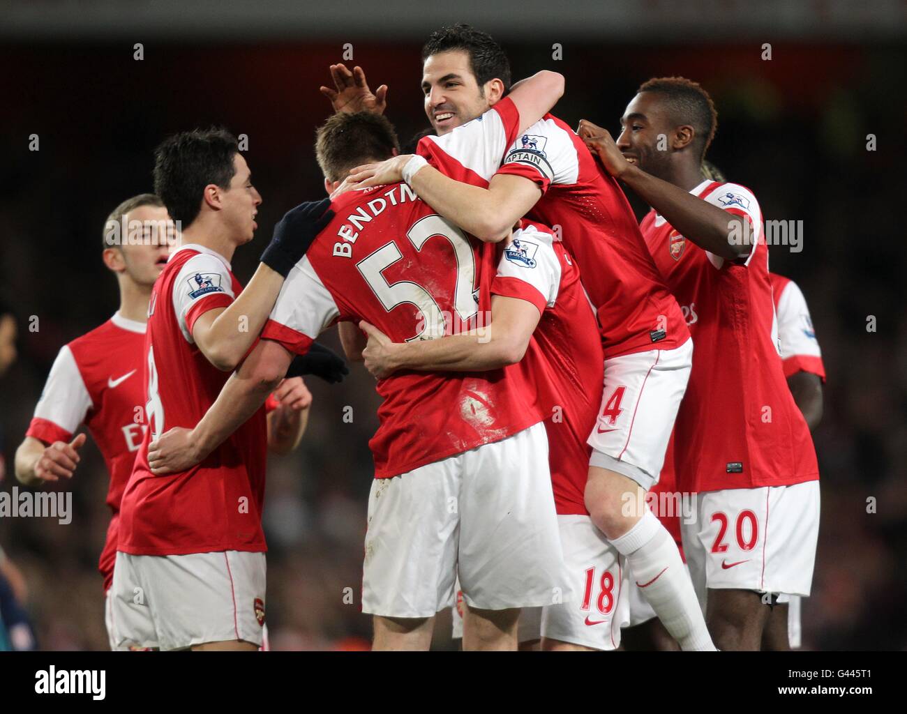 I giocatori dell'Arsenale festeggiano con Sebastien Squillaci (oscurato) dopo aver segnato il gol di apertura della sua squadra. Foto Stock