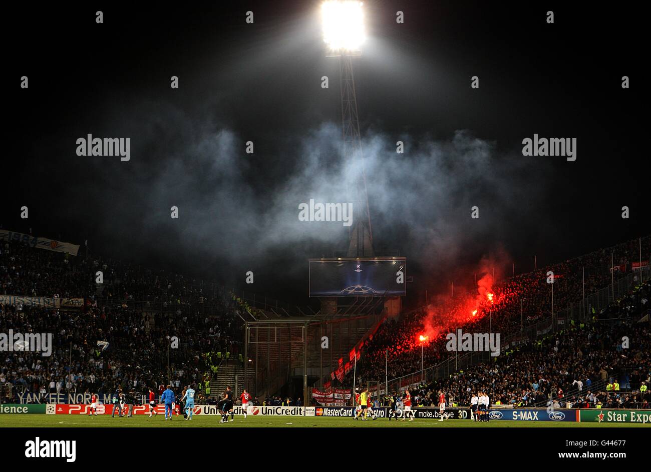 Calcio - UEFA Champions League - Round of 16 - First leg - Olympique de Marseille / Manchester United - Stade Velodrome. I tifosi si illuminano negli stand durante la partita contro l'Olympique de Marseille e il Manchester United Foto Stock