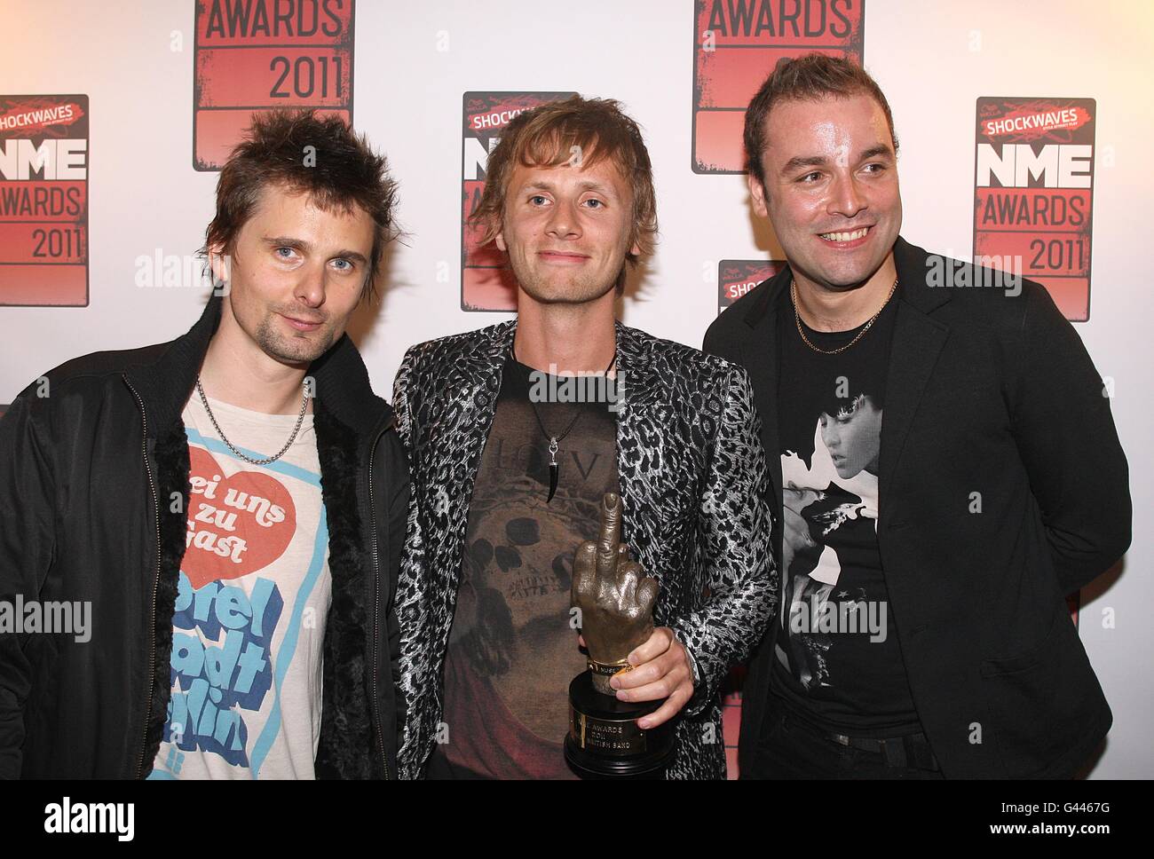 Muse con il premio Hottest Man, assegnato a Matt Bellamy (a sinistra) durante i NME Awards 2011 all'O2 Academy di Brixton, Londra Foto Stock