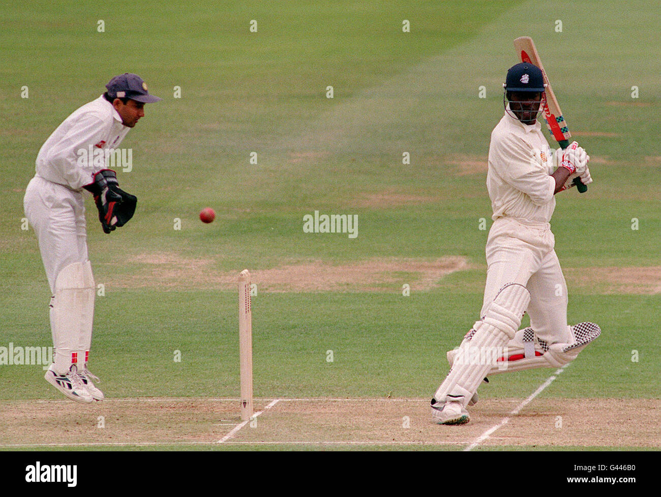 Il veloce bowler medio dell'Inghilterra Christopher Lewis ha dato il suo contributo con il pipistrello durante il 2° giorno del 2° test della Cornhill tra Inghilterra e India a Lords Today (Venerdì). Il guardiano indiano del wicket è Nayan Mongia. Foto di Rebecca Naden/PA. Foto Stock