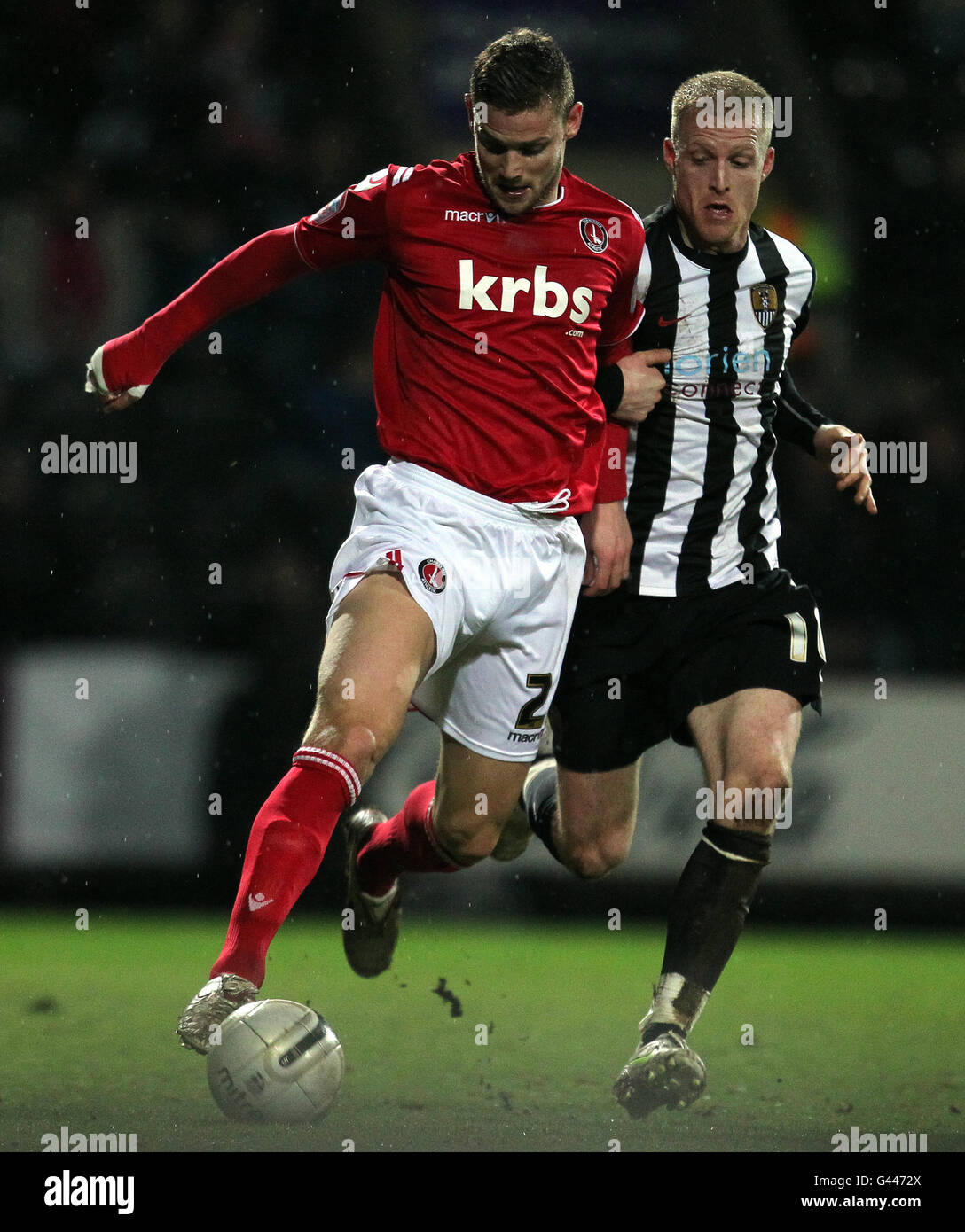 Notts County's Neal Bishop e Charlton Athletic's Simon Francis Foto Stock