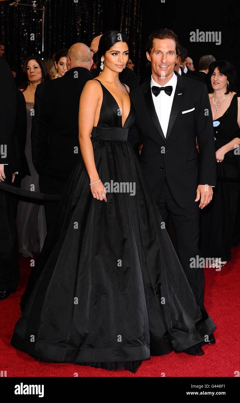 Matthew McConaughey e la moglie Camila Alves arrivano per l'83° Academy Awards al Kodak Theatre di Los Angeles. Foto Stock