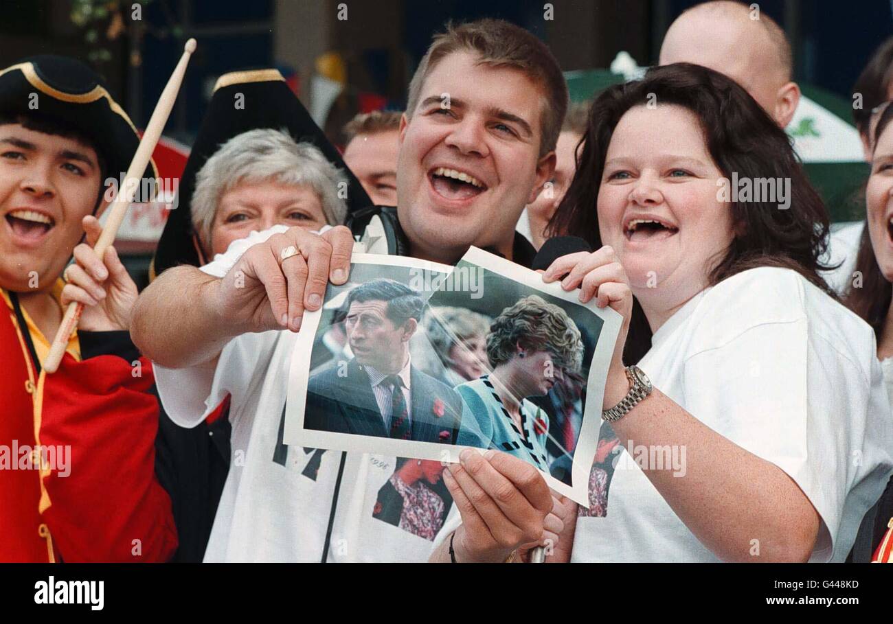 Nella vera tradizione di celebrare i grandi eventi reali, radio RAM FM disco jockeys Ian Skye e Joanna Russell celebrare il divorzio del Principe e Principessa di Galles strappando una fotografia della coppia in una festa di strada tenutasi oggi (Mercoledì) a Derby. Il decreto assoluto che termina ufficialmente il matrimonio reale di 15 anni è stato emesso dalla Somerset House all'inizio del giorno. Vedi PA storia ROYAL Divorce/di Rui Vieira/PA. 17/02/03 : radio RAM FM disc jockeys Ian Skye e Joanna Russell che celebrano il divorzio del Principe e Principessa di Galles strappando una fotografia della coppia ad una strada Foto Stock