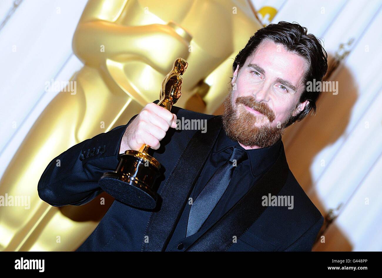 ** Christian Bale con il premio miglior attore di supporto, ricevuto per il Fighter, all'83° Academy Awards al Kodak Theatre di Los Angeles. Foto Stock