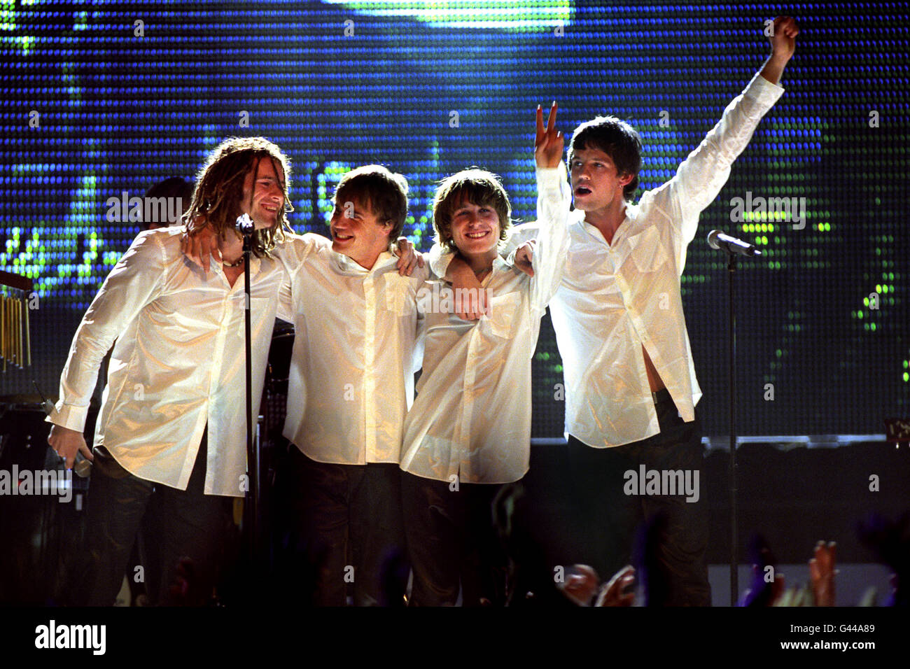 Il gruppo pop prende che dopo aver eseguito il loro ultimo singolo, una ri-make del classico Bee Gees 'How Deep is Your Love?', ai Brit Awards. Il singolo, l'ultimo ad essere uscito dopo la decisione della band di dividere, è andato dritto al No 1 nelle classifiche pop. Foto Stock