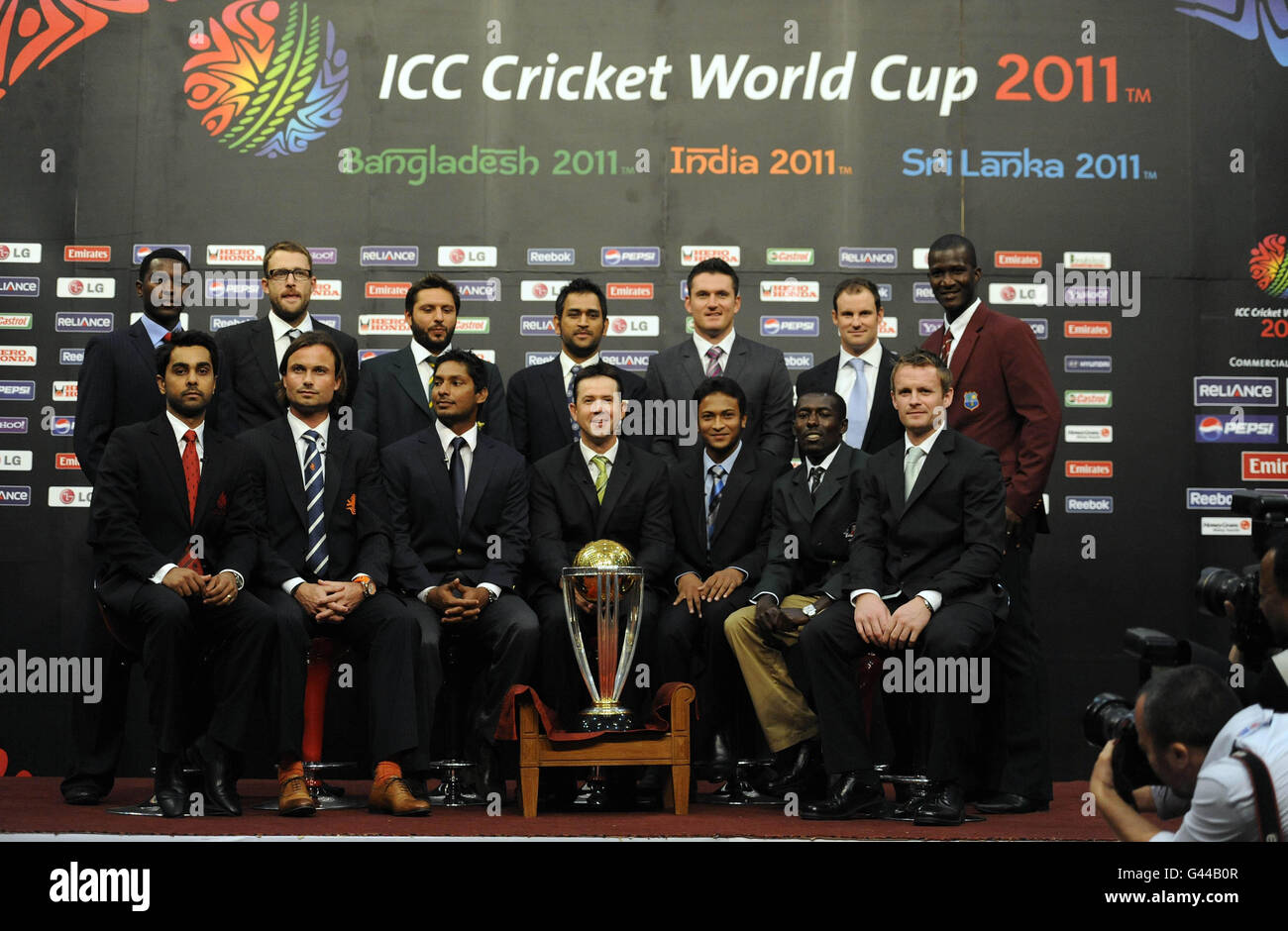 Back Row, da sinistra a destra: Elton Chigumbura (capitano dello Zimbabwe), Daniel Vettori (capitano della Nuova Zelanda), Shahid Afridi (capitano del Pakistan), MS Dhoni (capitano dell'India), Graeme Smith (capitano del Sudafrica), Andrew Strauss (capitano dell'Inghilterra) e Darren Sammy (capitano delle Indie occidentali), Front Row, da sinistra a destra: Ashish Bagai (capitano del Canada), Peter Borren (capitano dei Paesi Bassi), Kumar Sangakkara (capitano dello Sri Lanka), Ricky Ponting (capitano dell'Australia) Shakib al Hasan (capitano del Bangladesh), Jimmy Kamande (capitano del Kenya) e William Porterfield Foto Stock