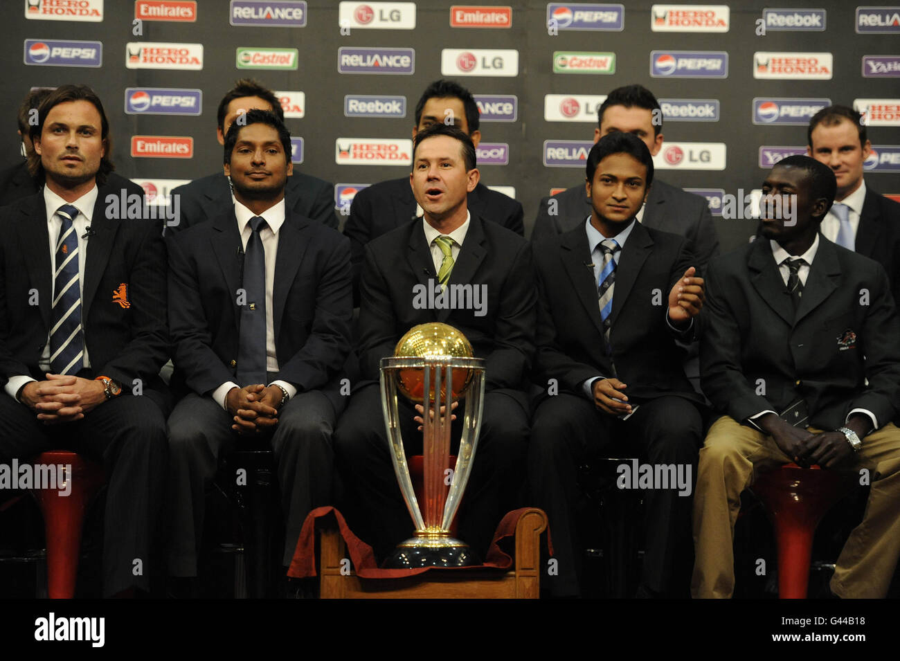 Back Row, da sinistra a destra: Daniel vettori (capitano della Nuova Zelanda), Shahid Afridi (capitano del Pakistan), MS Dhoni (capitano dell'India), Graeme Smith (capitano del Sudafrica), Andrew Strauss (capitano dell'Inghilterra), Front Row: Peter Borren (capitano olandese), Kumar Sangakkara (capitano dello Sri Lanka), Ricky Ponting (capitano australiano) Shakib al Hasan (capitano del Bangladesh), Jimmy Kamande (capitano del Kenya) con il trofeo Coppa del mondo di Cricket, durante una conferenza stampa presso l'hotel Teams di Dhaka, Bangladesh. Foto Stock