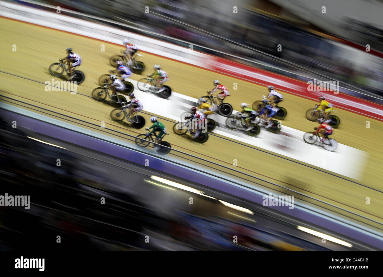 Concorrenti nella gara di Womens Scratch durante la Coppa del mondo di pista al National Cycling Center di Manchester. Foto Stock