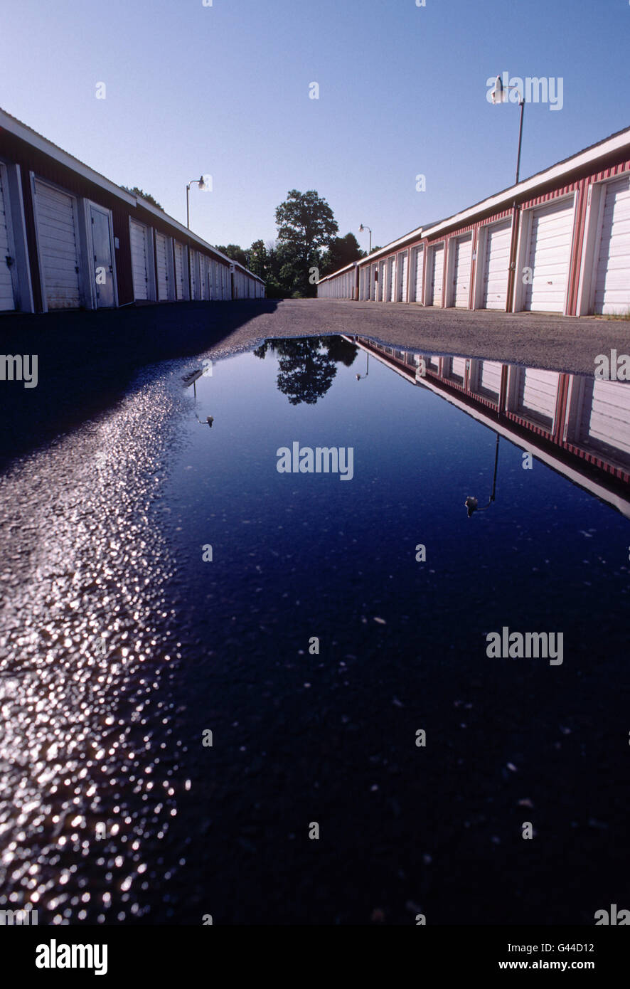 Vista diurna di garage noleggio come unità di archiviazione allineate in una fila Foto Stock