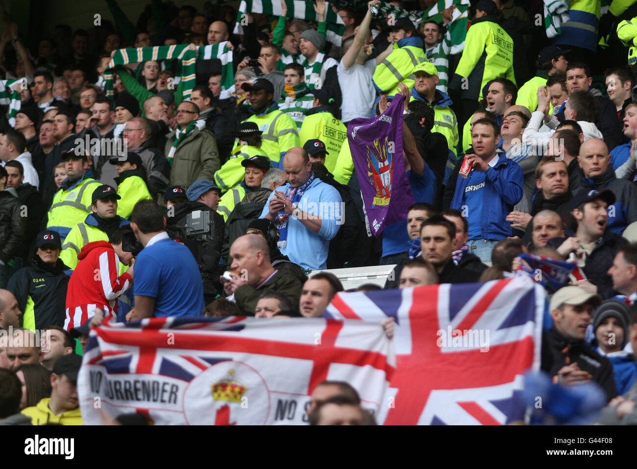 I Rangers e i fan celtici si immergersi nell'atmosfera del Celtic Parcheggio Foto Stock