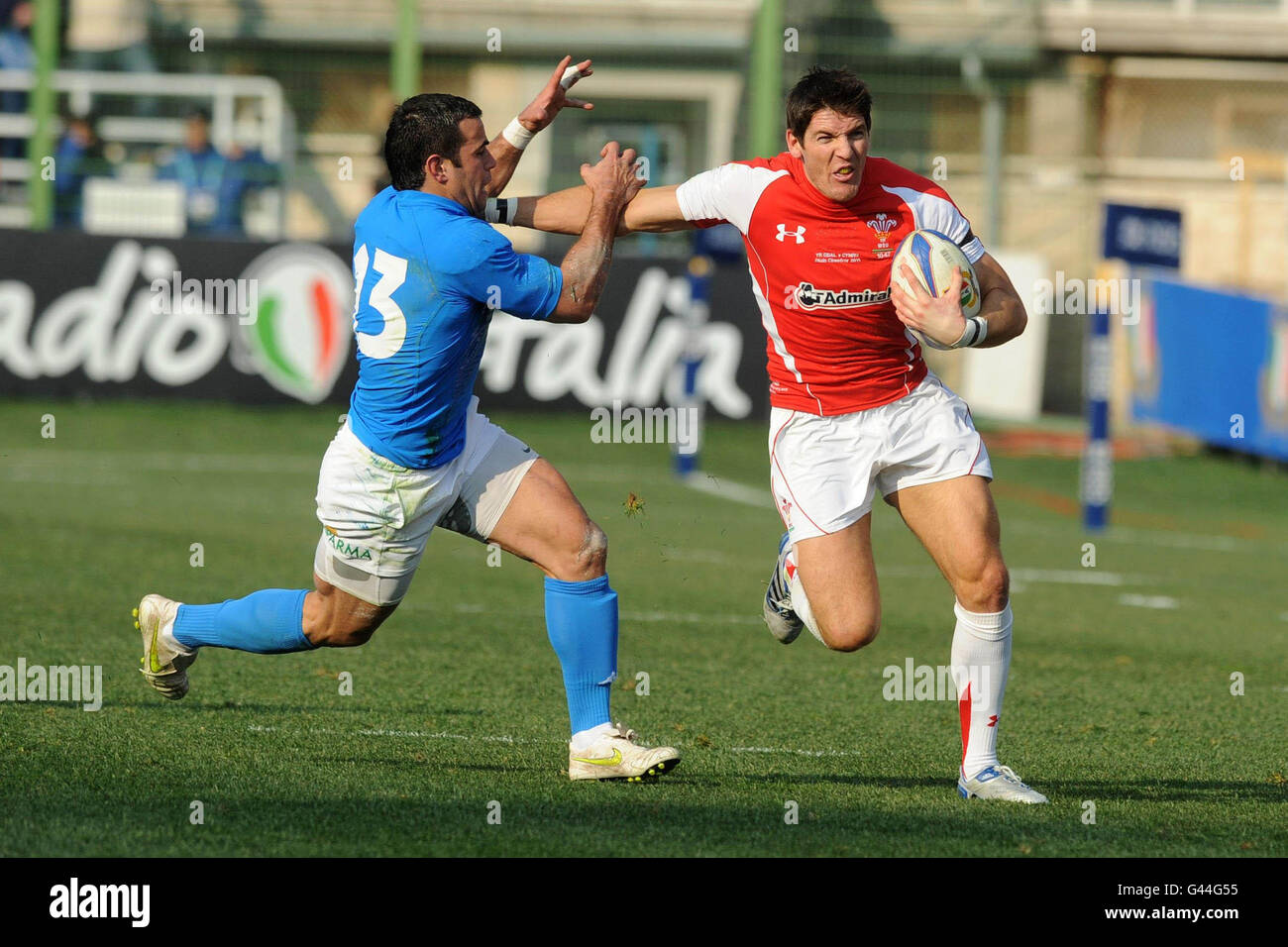 James Hook (a destra) del Galles si rompe dal Gonzalo canale italiano durante la partita RBS 6 Nations allo Stadio Flaminio, Roma, Italia. Foto Stock