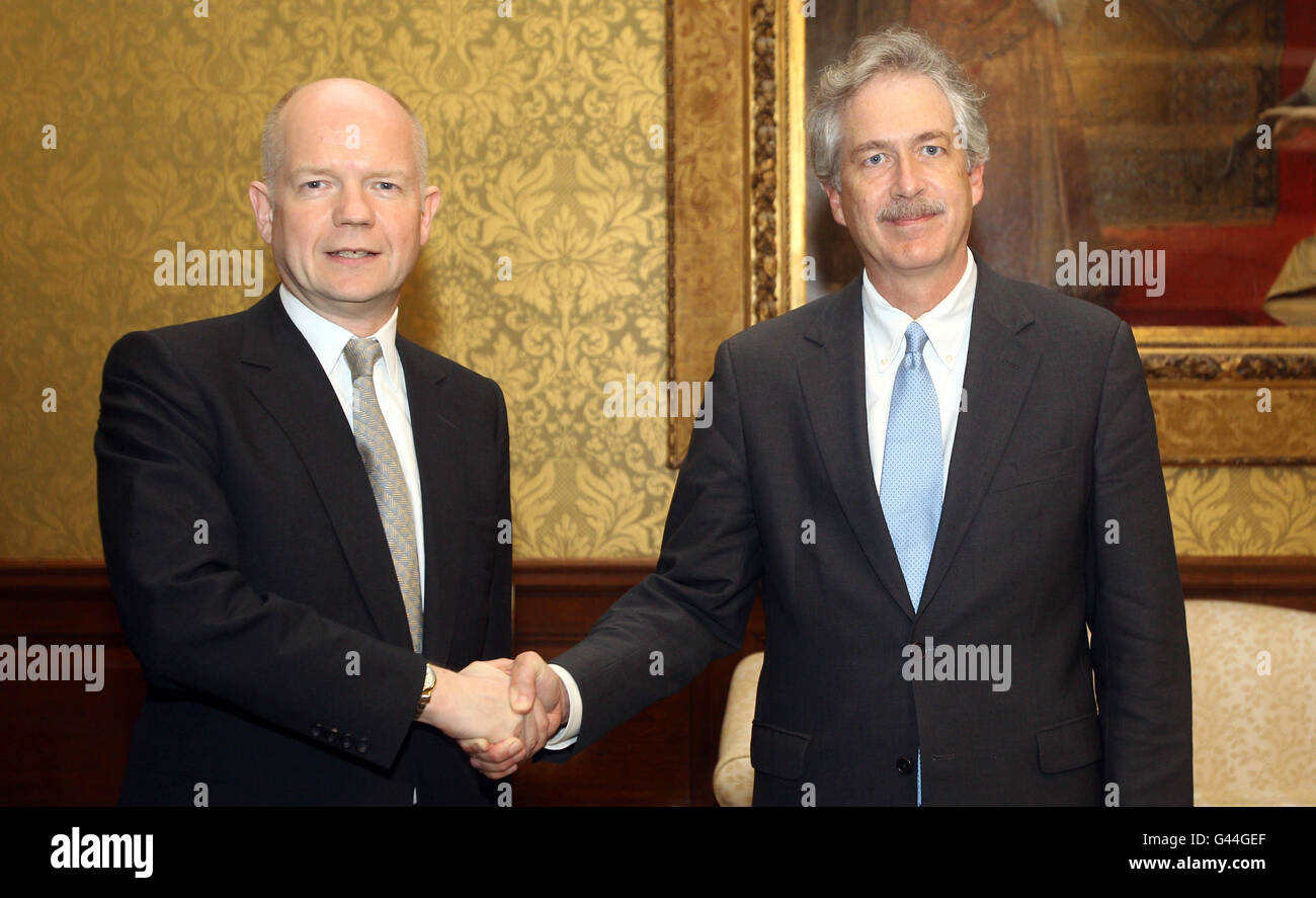 Il Segretario degli Esteri William Hague (a sinistra) incontra il Sottosegretario americano William Burns per discutere l’azione internazionale sulla crisi libica. Foto Stock