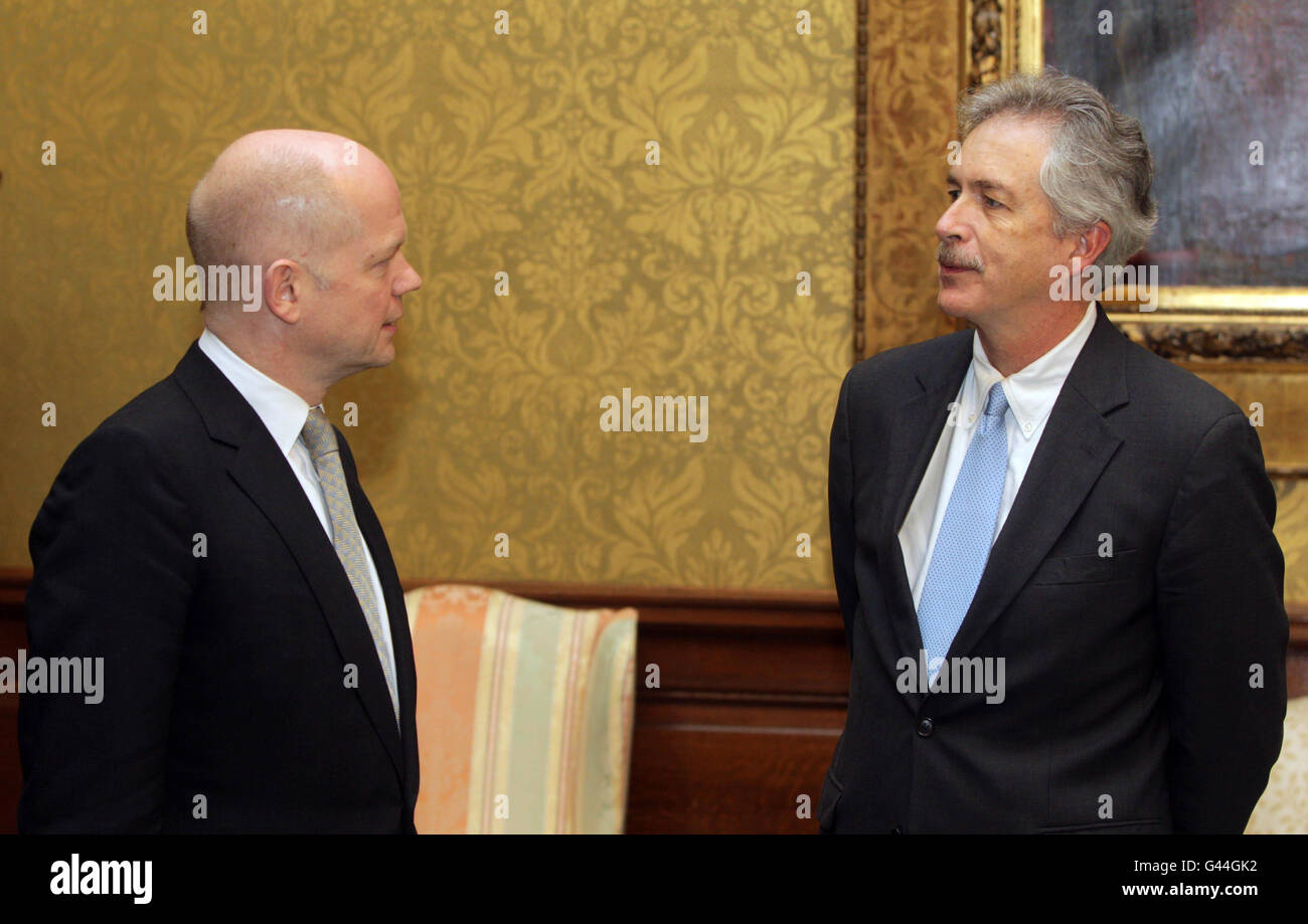 Il Segretario degli Esteri William Hague (a sinistra) incontra il Sottosegretario americano William Burns per discutere l’azione internazionale sulla crisi libica. Foto Stock