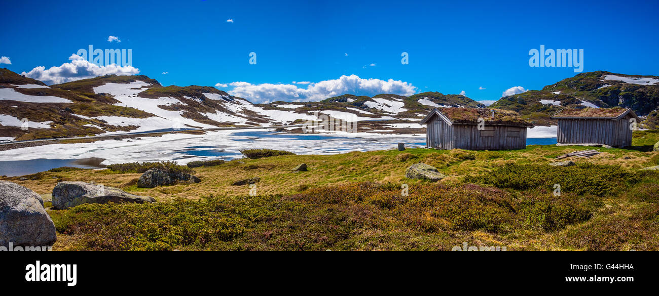 Un luogo di solitudine - piccolo di legno tradizionali cabine su un lago in Norvegia Foto Stock