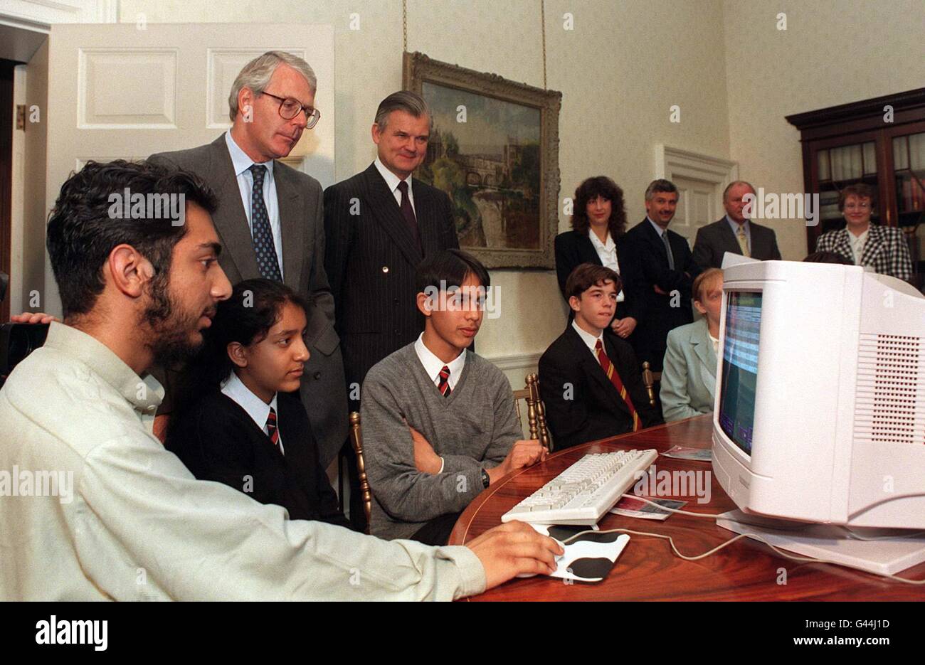 Il primo ministro John Major e il deputato Roger Freeman (accanto al signor Major) guardano ai 6 formatori della Moseley School di Birmingham, mostrando il software che hanno progettato per compilare le tabelle di campionato di Charter Mark questa mattina (giovedì). La manifestazione si è svolta a 10 Downing Street. Foto di Michael Stephens/PA. WPA/NS ROTA. Foto Stock