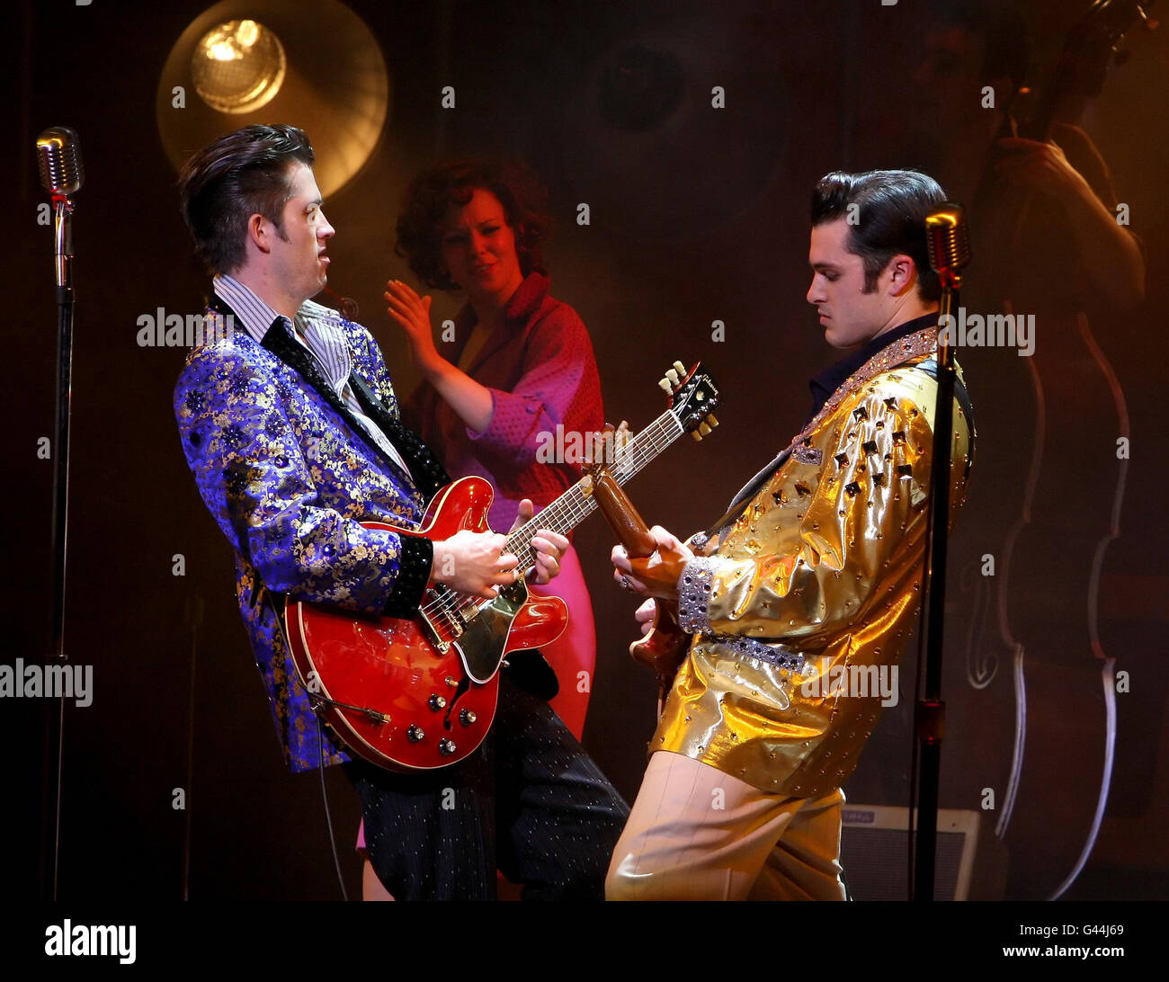 Robert Britton Lyons (a sinistra) come Carl Perkins, e Michael Malarkey come Elvis Presley in 'Million Dollar Quartet' al Noel Coward Theatre, nel centro di Londra. Foto Stock