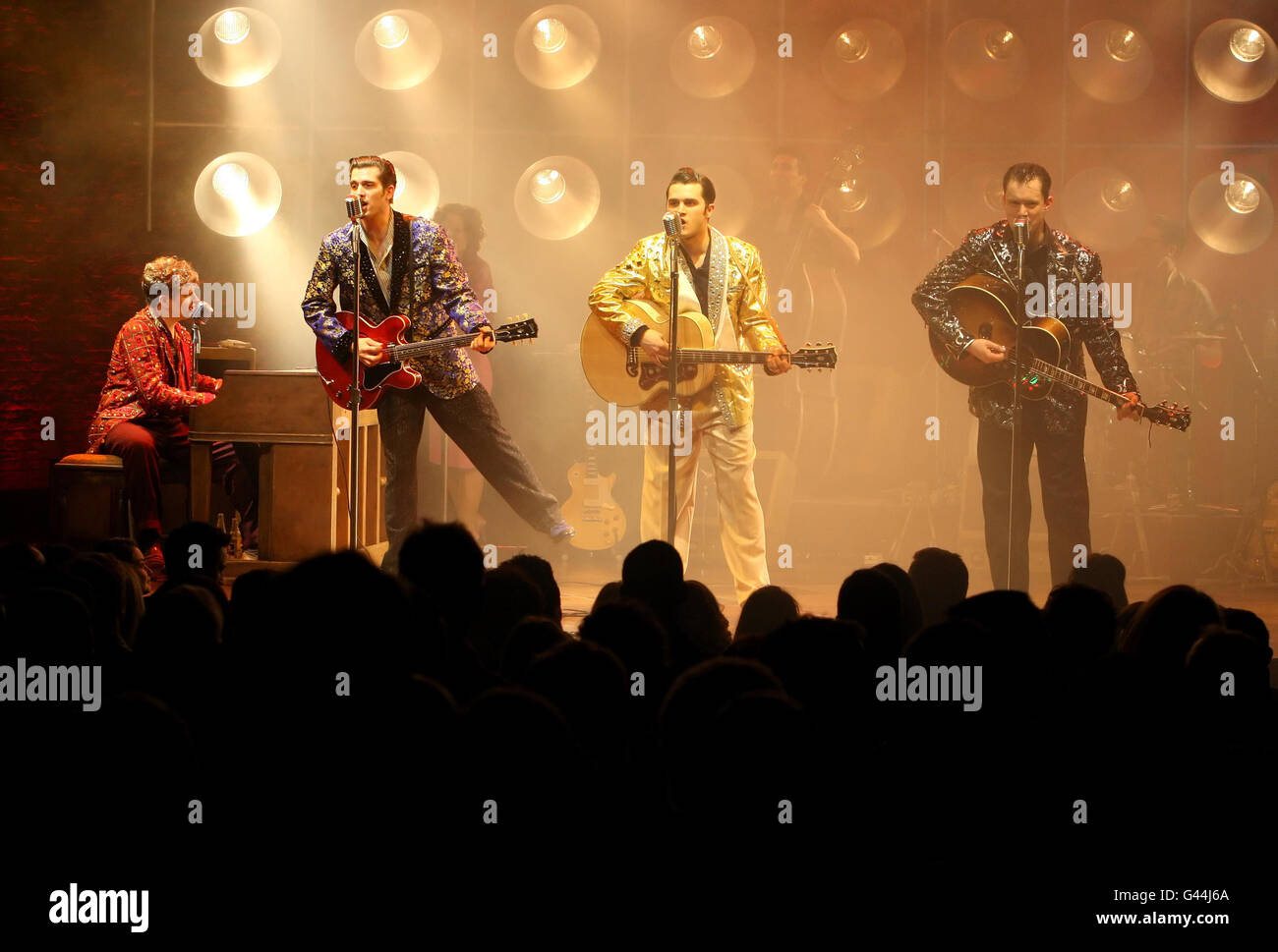 (Da sinistra a destra) ben Goddard come Jerry Lee Lewis, Robert Britton Lyons come Carl Perkins, Michael Malarkey come Elvis Presley e Derek Hagen come Johnny Cash in 'Million Dollar Quartet' al Noel Coward Theatre, nel centro di Londra. Foto Stock