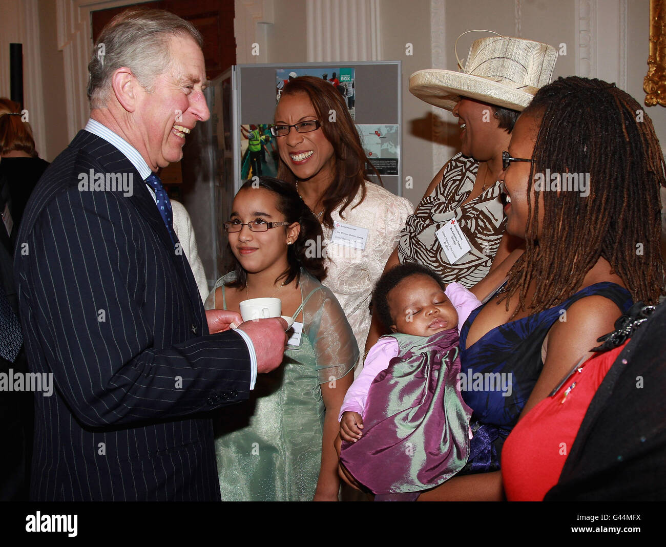 Il principe del Galles incontra i membri del gruppo britannico haitiani nel corso di un ricevimento della Croce Rossa a Mansion House, Londra, per ringraziare i volontari e i donatori i cui sforzi stanno contribuendo alla ricostruzione del paese dopo il disastro del gennaio 2010. Foto Stock