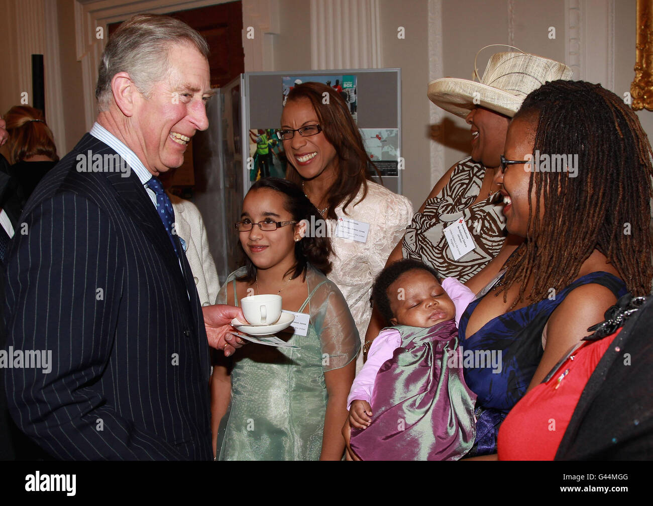 Il principe del Galles incontra i membri del gruppo britannico haitiani nel corso di un ricevimento della Croce Rossa a Mansion House, Londra, per ringraziare i volontari e i donatori i cui sforzi stanno contribuendo alla ricostruzione del paese dopo il disastro del gennaio 2010. Foto Stock