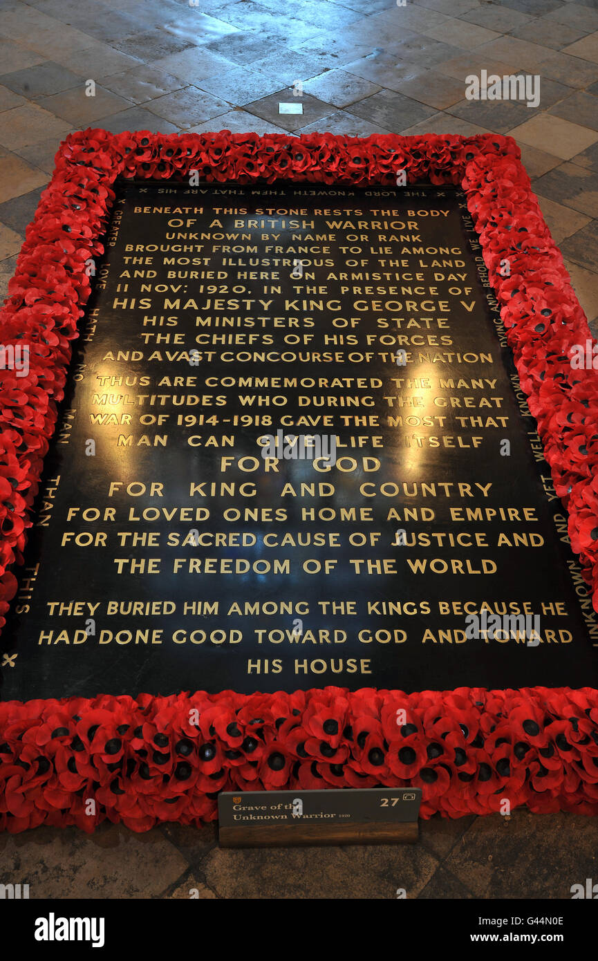 La tomba del Milite Ignoto vicino alla porta Ovest, nel centro di Londra dell'Abbazia di Westminster. Foto Stock
