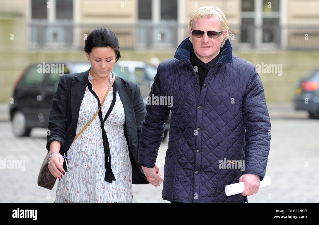 Colin Hendry arriva alla Corte dei incoronatori di Bolton con la figlia Rheagan per l'conquista nella morte di sua moglie Denise. Foto Stock