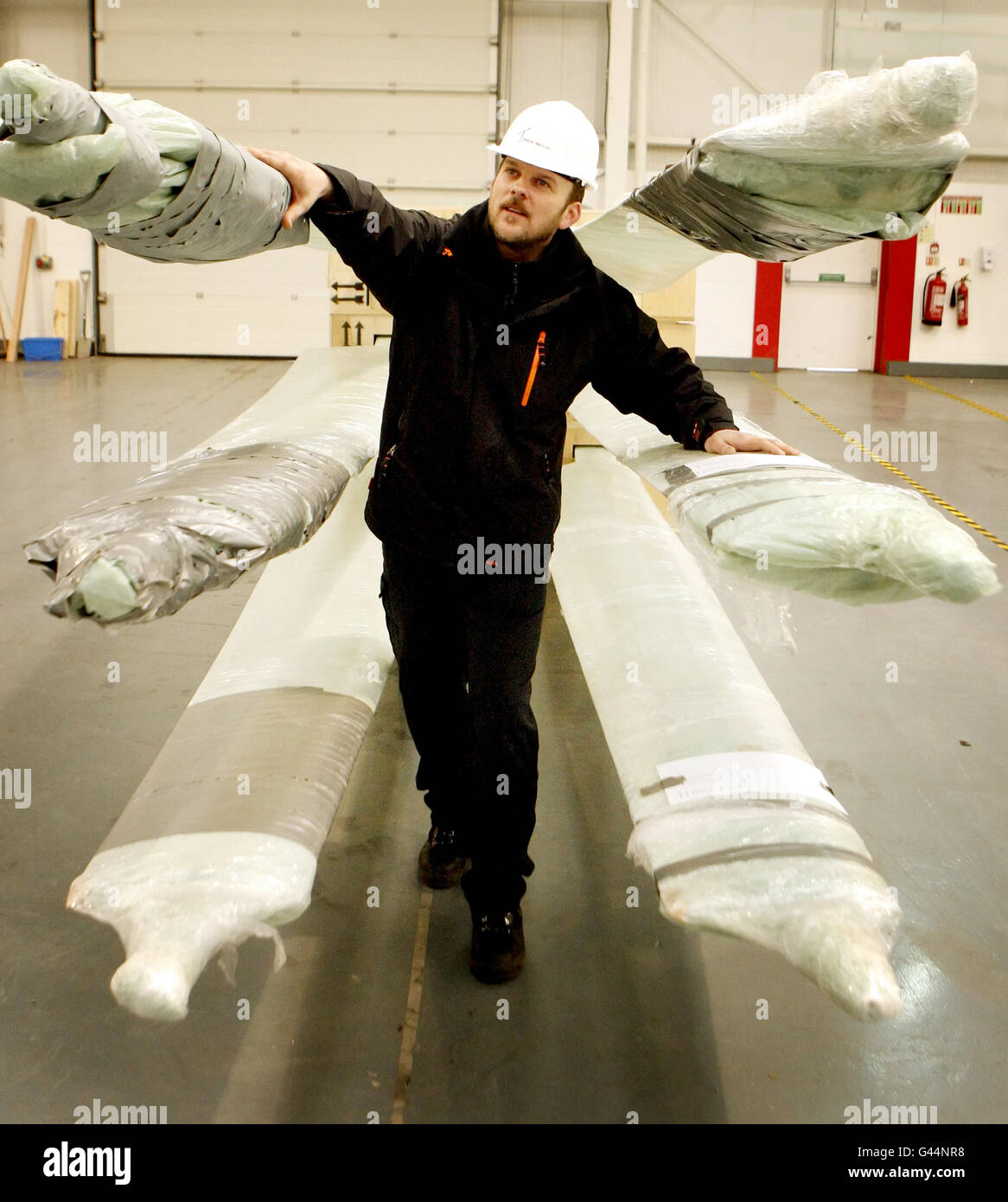 Un dipendente controlla le pale di una turbina a il nuovo impianto di turbine eoliche Gaia-Wind di Glasgow. Foto Stock
