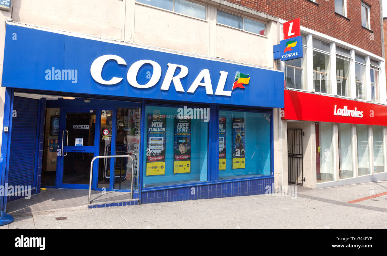 Corallo e Ladbrokes negozi di scommesse accanto a ciascun altro Foto Stock