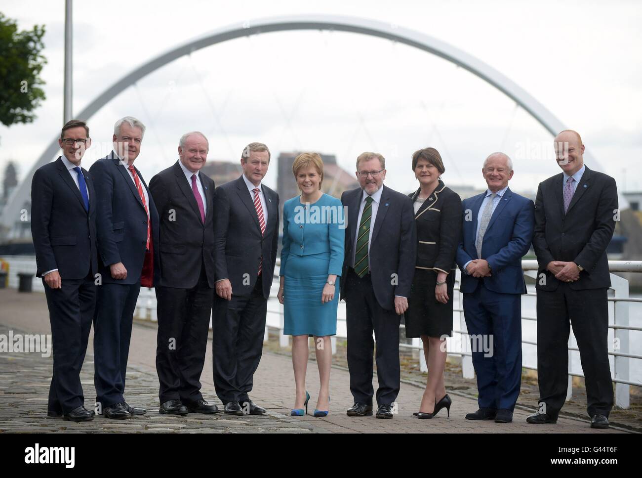 Da sinistra il senatore Ian Gorst Chief Minister Governo Jersey, Carwyn Jones Primo Ministro del Galles, Martin McGuinness il vice primo ministro dell'Irlanda del Nord, Enda Kenny An Taoiseach governo irlandese, Nicola Storione Primo Ministro di Scozia, David Mundell il Segretario di Stato per la Scozia, Arlene Foster Primo Ministro dell'Irlanda del Nord Executive, Allan Bell Chief Minister Isola di Man, e Vice Gavin St Pier Chief Minister Guernsey di governo durante il Consiglio britannico-irlandese Vertice ospitato dal governo scozzese di Glasgow. Foto Stock