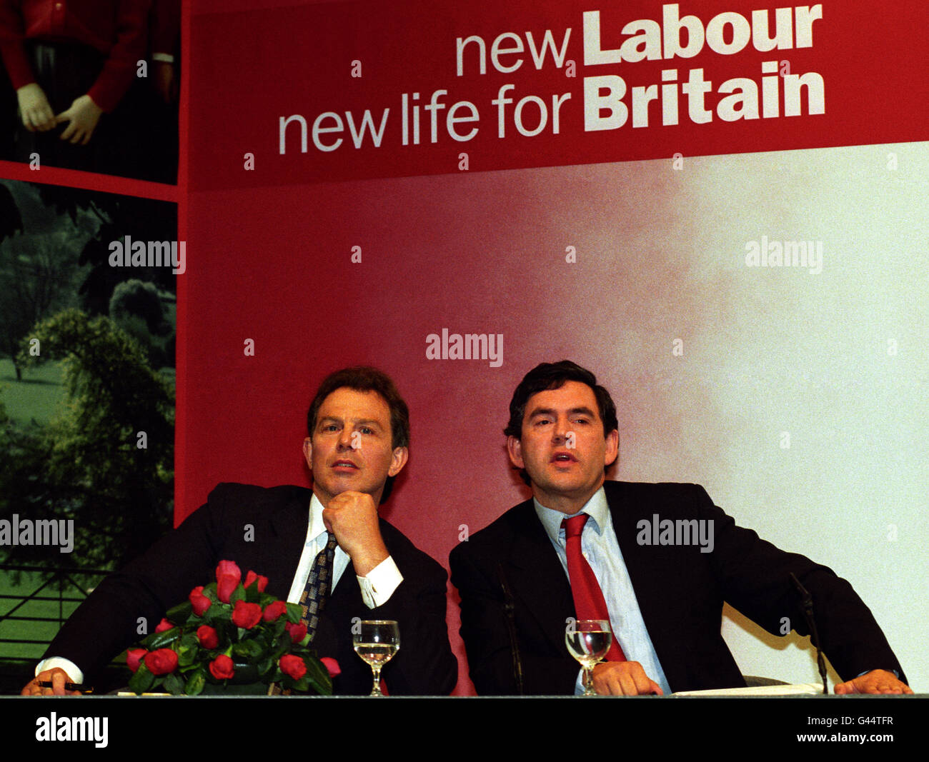 Il leader del lavoro Tony Blair e il cancelliere ombra Gordon Brown al lancio a Londra di oggi (giovedì) del progetto preliminare di manifesto del lavoro per le prossime elezioni generali. Foto Stock