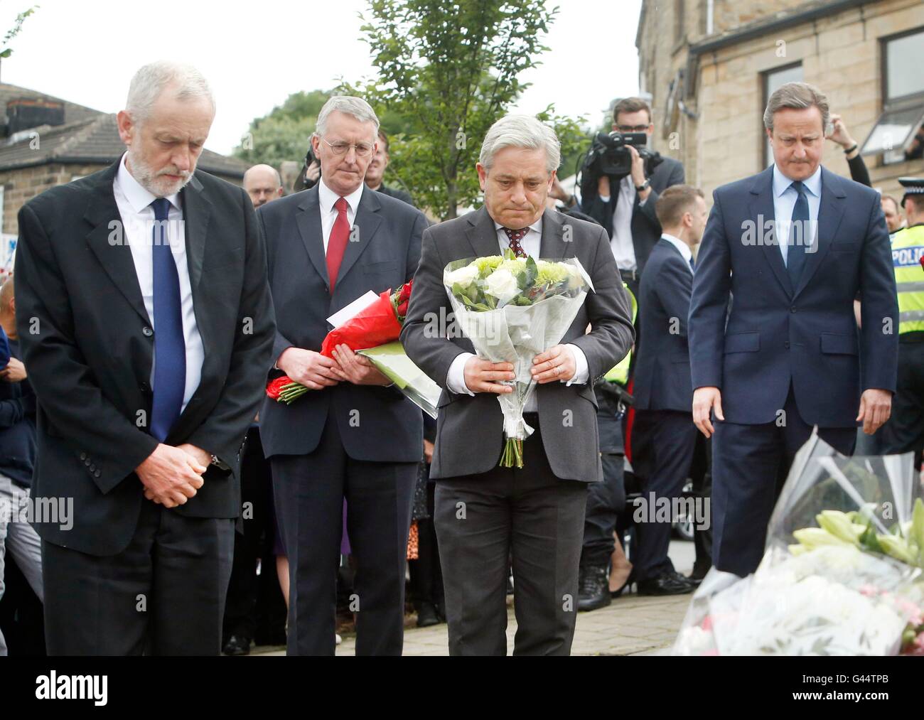 (Da sinistra a destra) leader del partito laburista Jeremy Corbyn, Hilary Benn MP, Commons Speaker John Bercow e il Primo Ministro David Cameron fiori di laici in Birstall, West Yorkshire, dopo il lavoro MP Jo Cox è stato girato e pugnalato a morte in strada al di fuori del suo collegio consigli chirurgia. Foto Stock