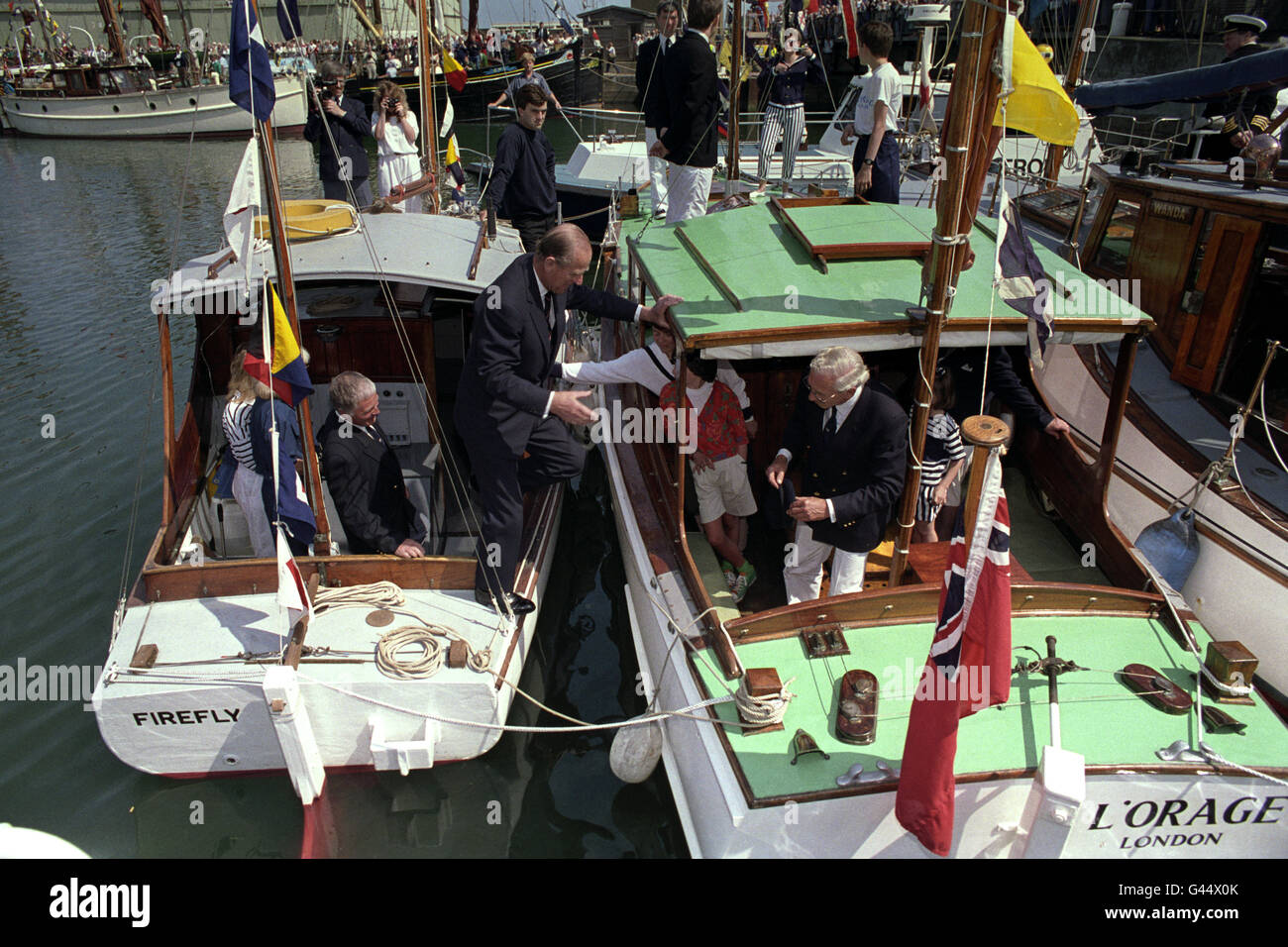 Il Duca di Edimburgo salirà a bordo della nave del presentatore televisivo Raymond Baxter (a destra) durante il tour del Duca delle piccole navi Dunkerque a dover, nell'ambito del 50° anniversario dell'evacuazione. Foto Stock
