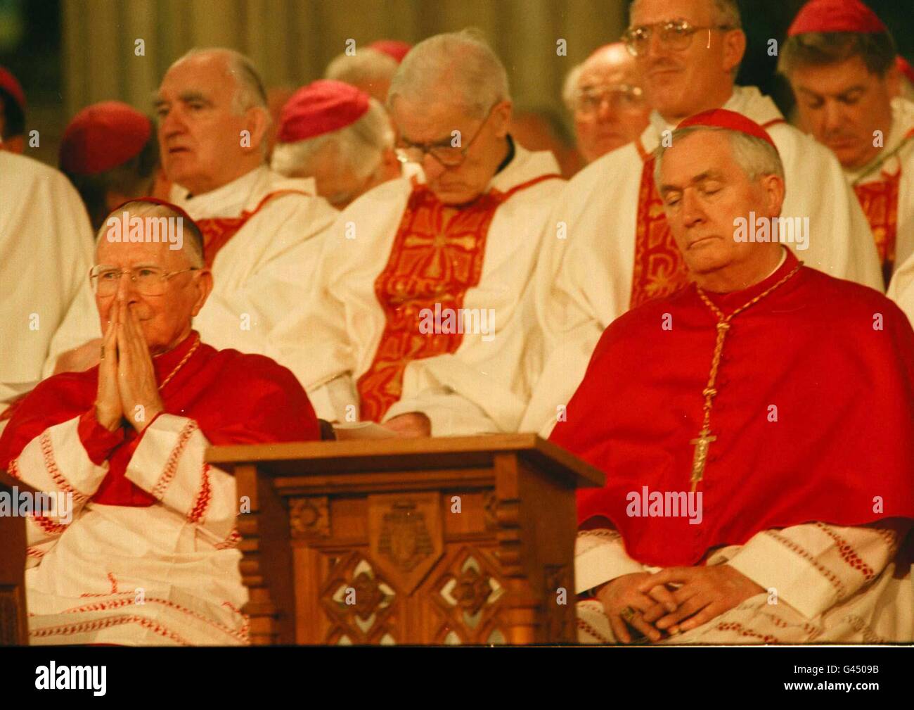 Il Cardinale Cathal Daly, (a sinistra) e i Cardinali presenti all'insediamento del Reverendissimo Sean Brady come Arcivescovo di Armagh nella Cattedrale di San Patrizio, Armagh, oggi (domenica). Foto di Brian Little/PA. Foto Stock