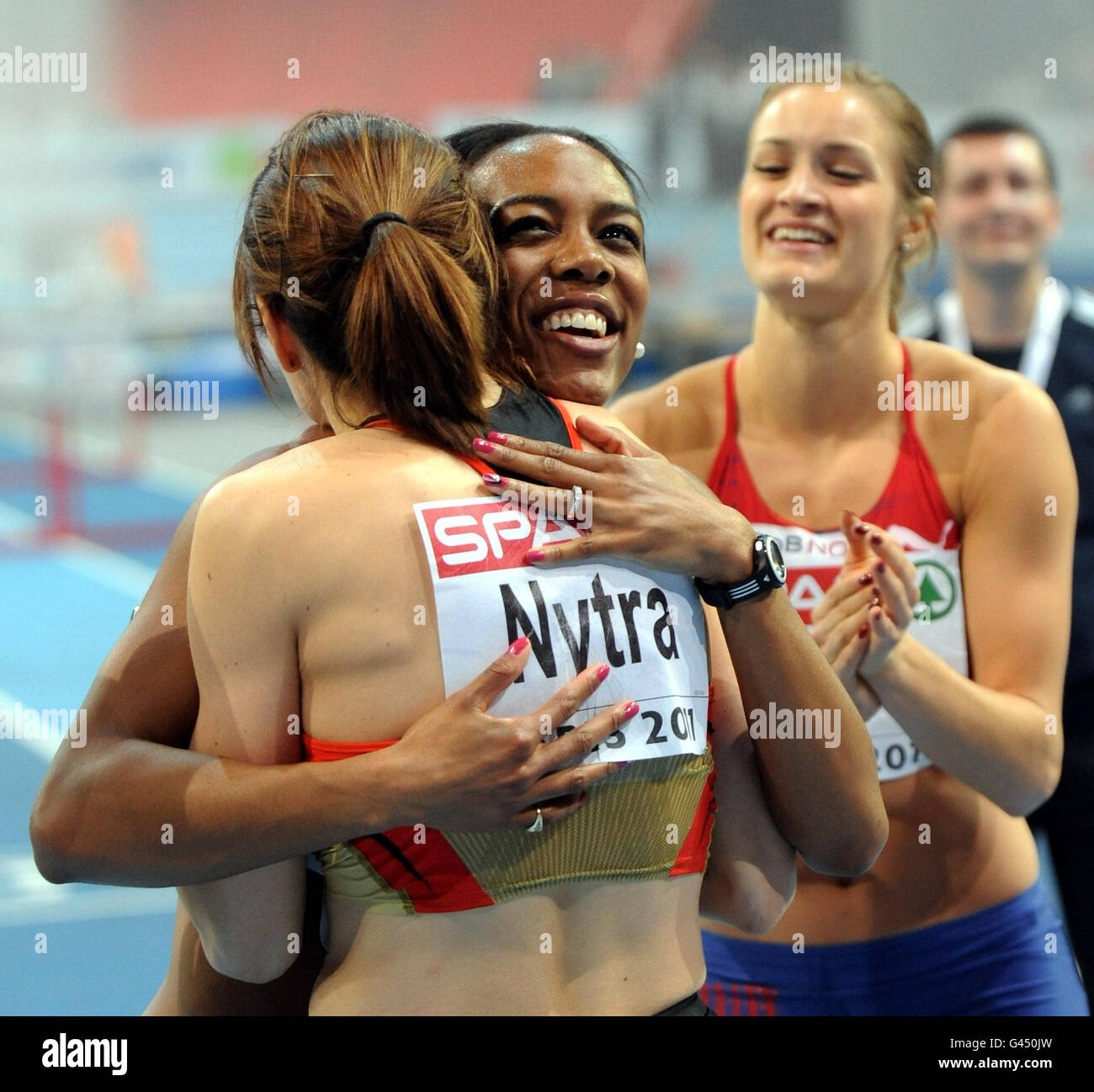 Il Gran Bretagna Tiffany Ofili of Great Britain (Centre) si congratula con il tedesco Carolin Nytra che la batte per la medaglia d'oro nella finale di Hurdles da 60 metri per le donne durante il primo giorno dell'Atletica indoor europea al Palais Omnisport Paris-Bercy, Parigi, Francia. Foto Stock