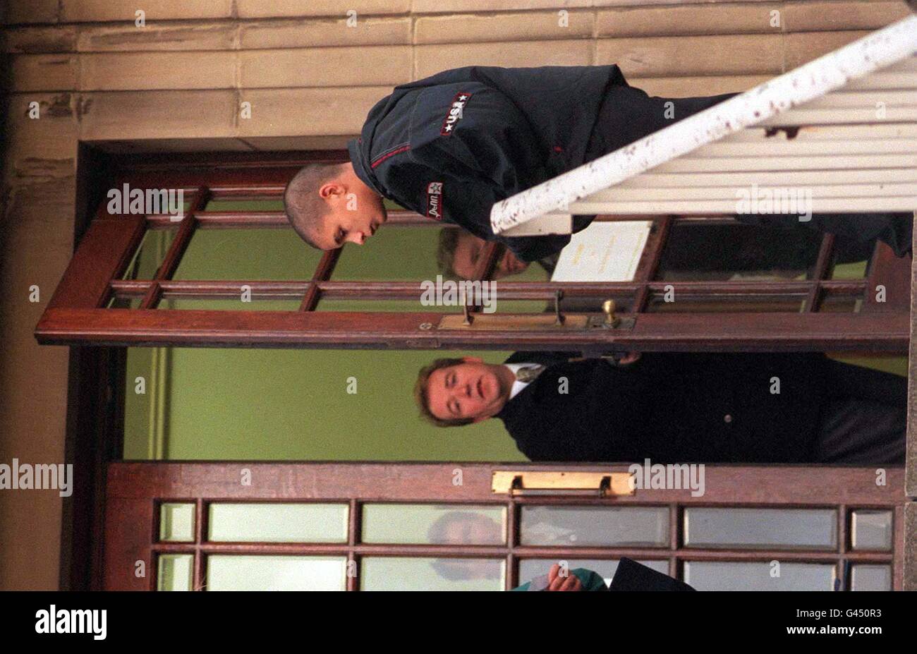 Barred, quattordicenne Robert Hirst è rifiutato l'ingresso alla scuola di Ridings poichè in parte ha riaperto oggi (Weds) dopo che è stato sospeso per assalire un insegnante. Vedere la scuola DI FORMAZIONE storia PA. Foto John Giles.PA. Foto Stock