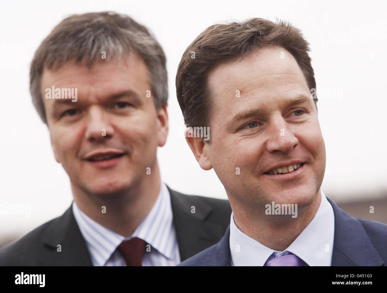 Nick Clegg (destra) leader liberaldemocratici e Michael Moore Segretario di Stato per la Scozia durante una fotocellula del fiume Tay a Perth, Scozia. Foto Stock