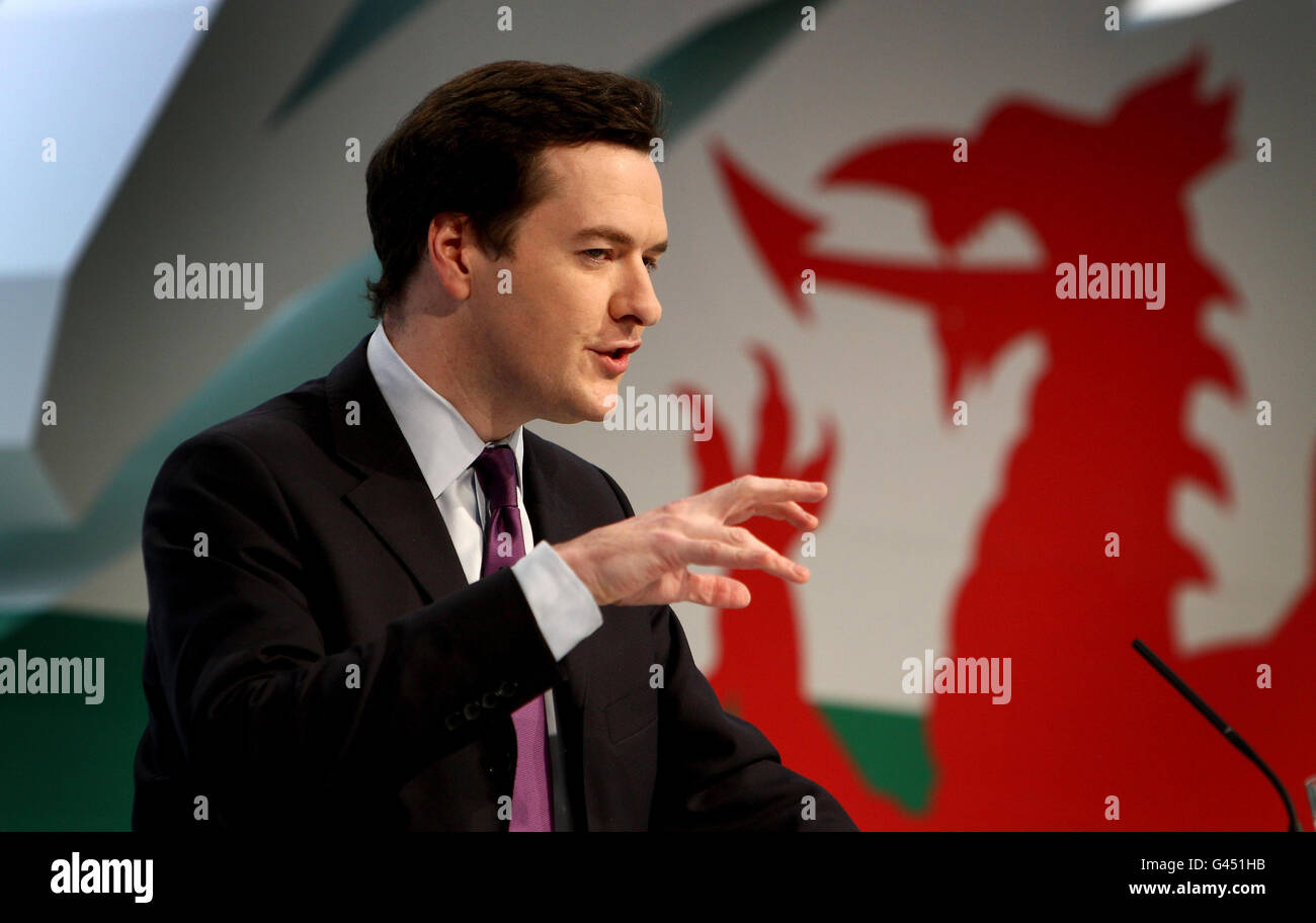 Il Cancelliere George Osborne si rivolge oggi al Forum di primavera dei conservatori alla Conferenza dei conservatori gallesi di Cardiff. Foto Stock