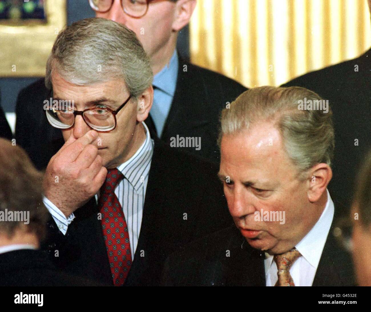Del primo ministro John Major (sinistra) con Jacques Santer Presidente della CE in occasione del vertice di Dublino di oggi (SAT). Vedere PA storia politica in Europa. Foto di John Giles/PA. Foto Stock