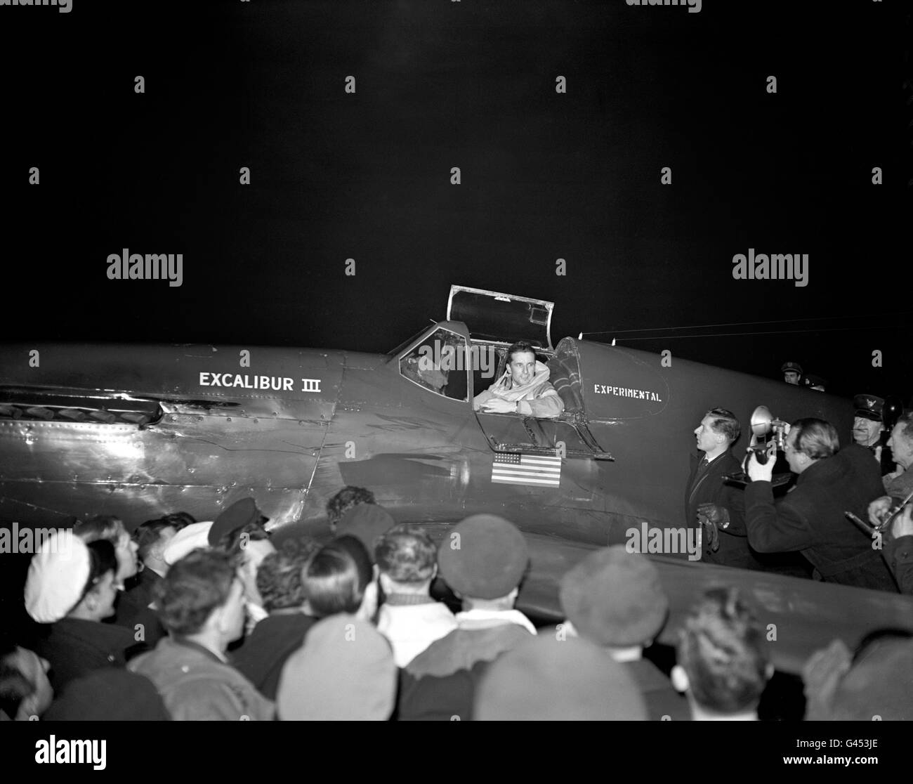 Il capitano Charles Blair è accolto dai media dell'aeroporto di Heathrow, Londra, dopo aver superato il record per il volo transatlantico più veloce. Ha volato da New York a Londra in 7 ore, 48 minuti a bordo del suo combattente convertito Mustang, Excalibur III Foto Stock