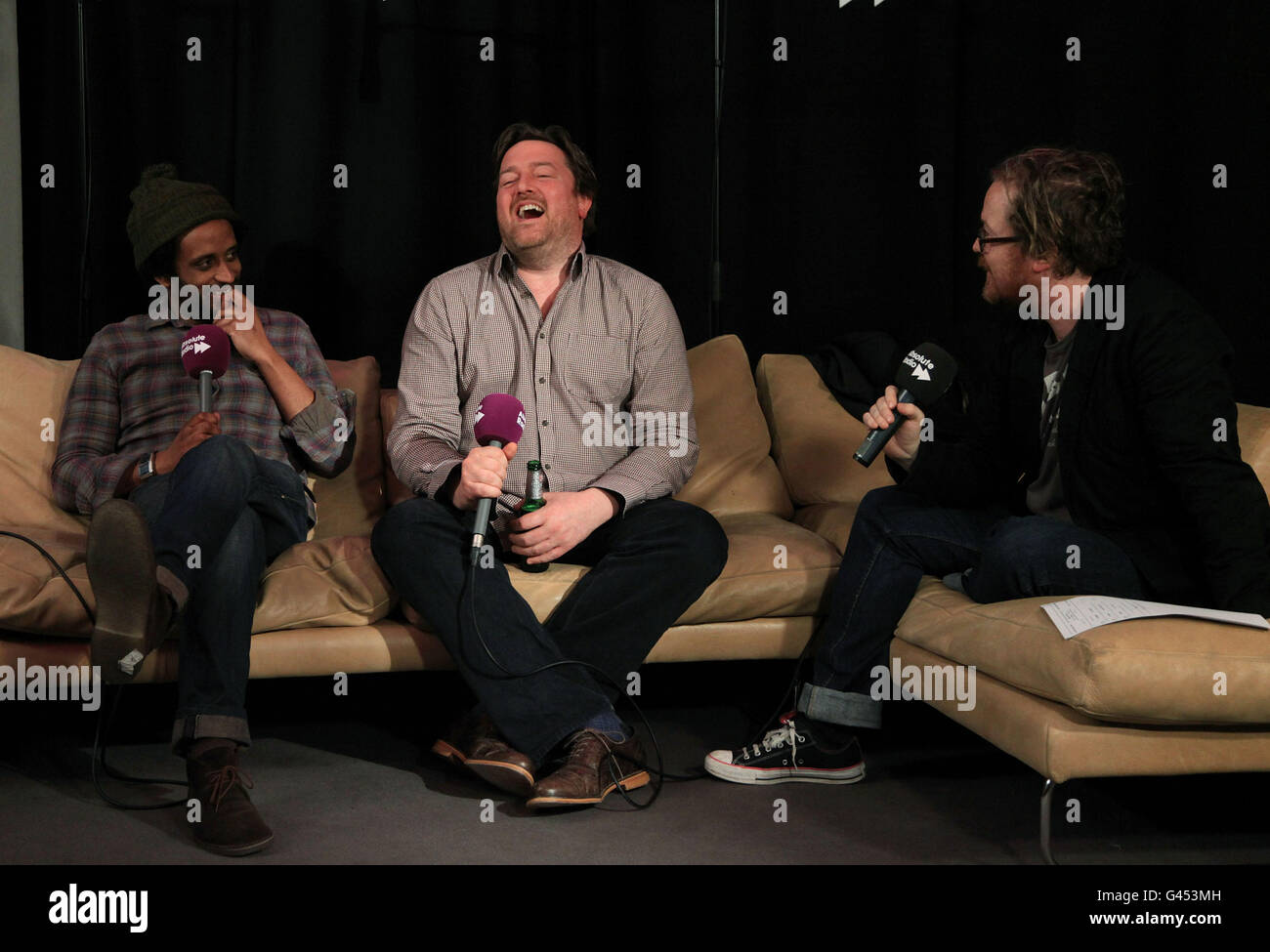 L'host Geoff Lloyd (a destra) parla ai membri di Elbow Guy Garvey (al centro) e Pete Turner, durante una sessione di domande e risposte con la band all'Absolute radio di Golden Square, nel centro di Londra. PREMERE ASSOCIAZIONE foto. Data immagine: Martedì 8 marzo, 2011. Il credito fotografico dovrebbe essere: Filo Yui Mok/PA Foto Stock