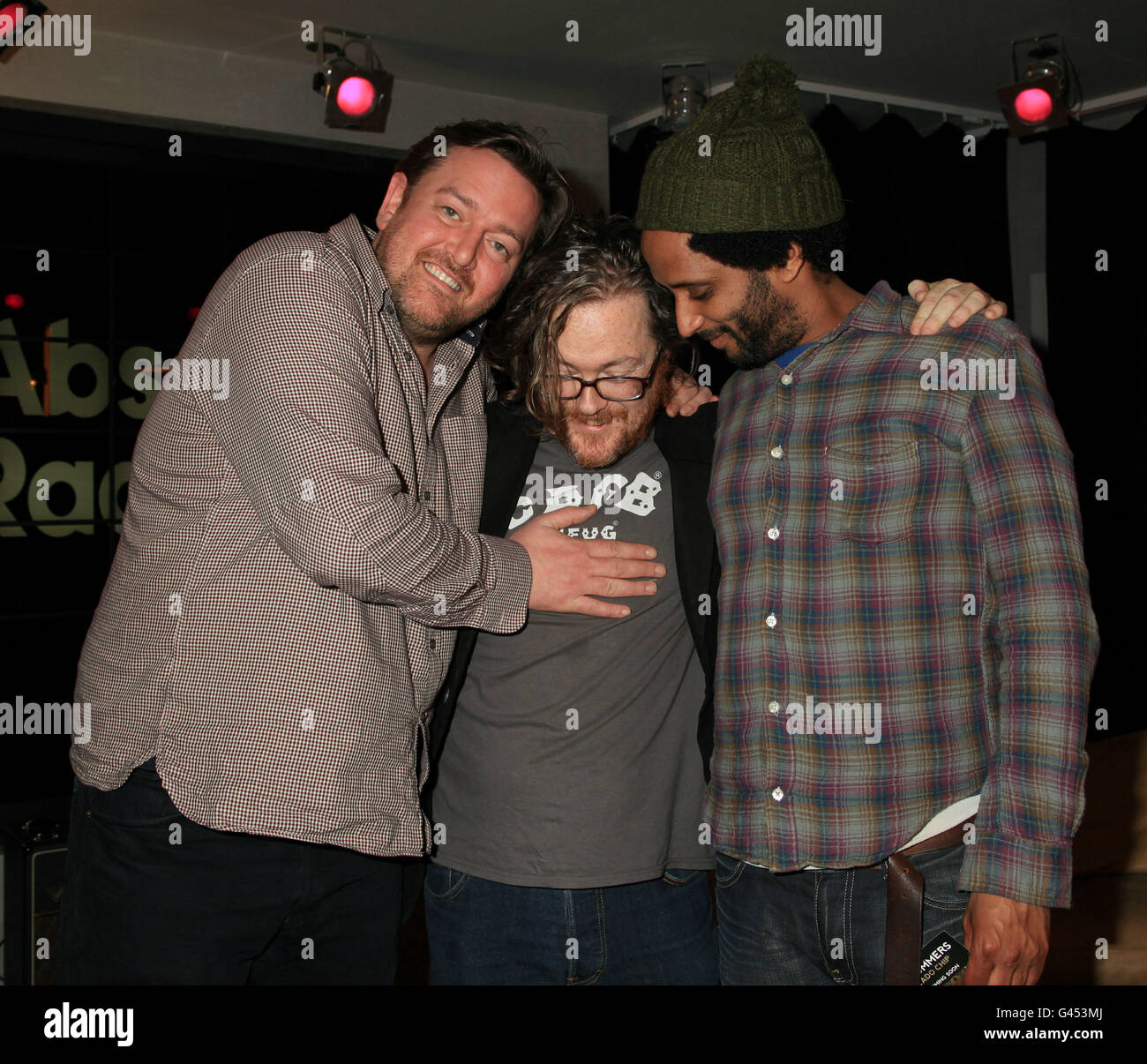 Ospitare Geoff Lloyd (al centro) con i membri di Elbow Guy Garvey (a sinistra) e Pete Turner, dopo una sessione di domande e risposte con la band presso Absolute radio in Golden Square, nel centro di Londra. PREMERE ASSOCIAZIONE foto. Data immagine: Martedì 8 marzo, 2011. Il credito fotografico dovrebbe essere: Filo Yui Mok/PA Foto Stock