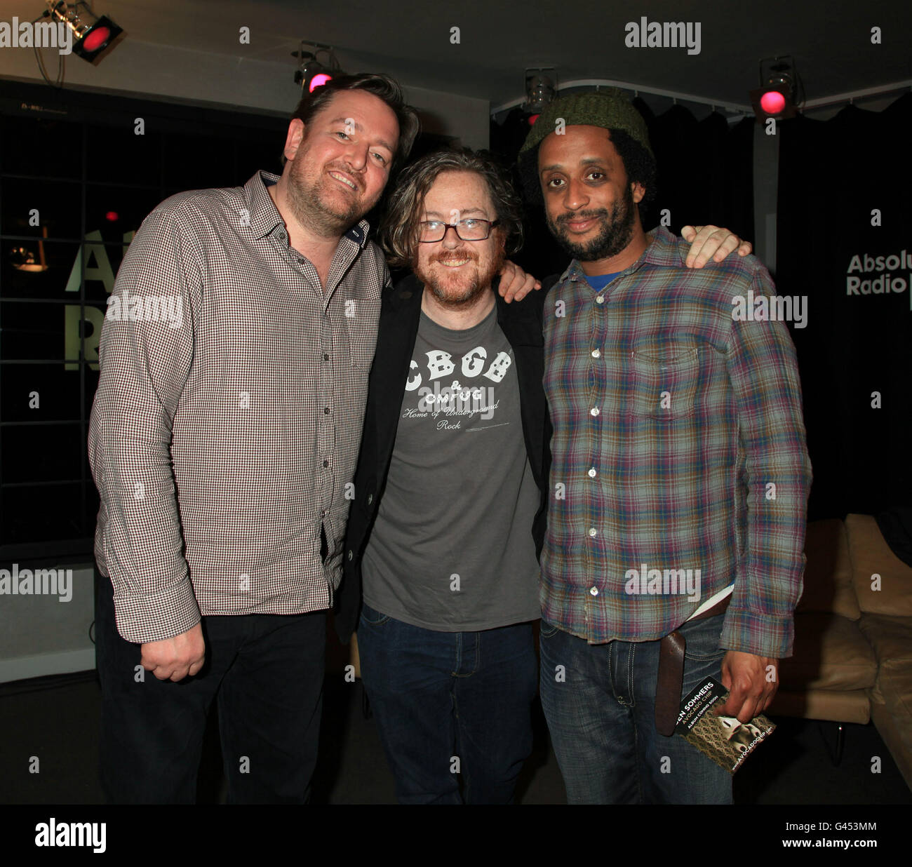 Ospitare Geoff Lloyd (al centro) con i membri di Elbow Guy Garvey (a sinistra) e Pete Turner, dopo una sessione di domande e risposte con la band presso Absolute radio in Golden Square, nel centro di Londra. PREMERE ASSOCIAZIONE foto. Data immagine: Martedì 8 marzo, 2011. Il credito fotografico dovrebbe essere: Filo Yui Mok/PA Foto Stock