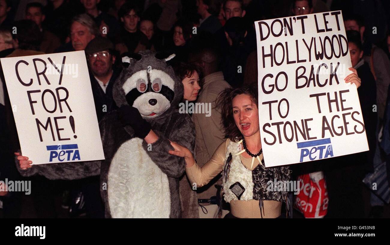 I manifestanti anti anti anti-pelliccia hanno sventato i cartelli alla prima britannica di evita a Leicester Square a Londra questa sera. Dicono che gli abiti da pelliccia di Madonna nel film li hanno oltraggiati e che la pelliccia finta avrebbe fatto altrettanto. PA Foto di Stefan Rousseau/lb Foto Stock