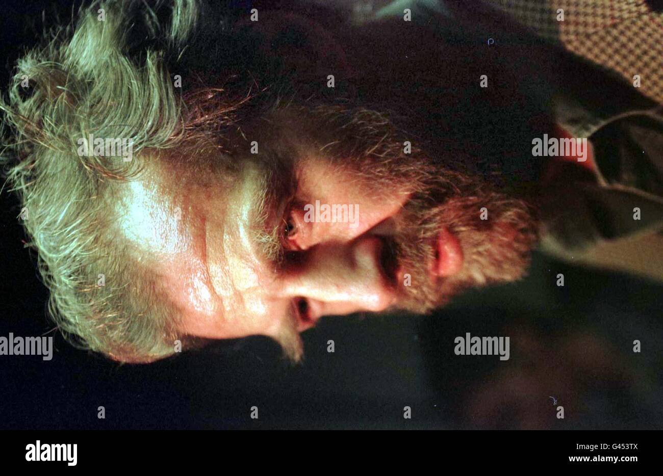 l'esploratore polare Sir Ranulph Fiennes ritorna all'aeroporto di Heathrow questa mattina (Thur) dopo che la malattia lo ha costretto ad abbandonare il suo tentativo di diventare il primo uomo a camminare da solo attraverso l'Antartide. Sir Ranulph, 52 anni, ha sofferto di una recidiva di problemi di calcoli renali 26 giorni nel suo trekking. Fu sollevato in aereo all'ospedale di Punta Arenas, sulla punta meridionale del Cile, per far rimuovere la pietra. Vedere PA storia VIAGGIO Fiennes. Sir Ranulph Fiennes è nato il 7 marzo 1944. Foto di Tim Ockenden/PA. Foto Stock