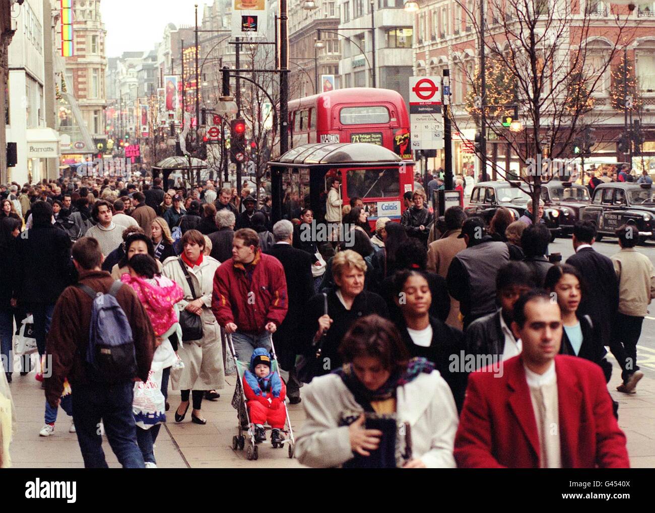 Gli amanti dello shopping a Londra, in Oxford Street sopportare il traffico e il trambusto del pre-natale rush per acquistare last-minute presenta in vista del weekend di oggi (VEN). Foto di Fiona Hanson/PA. Foto Stock