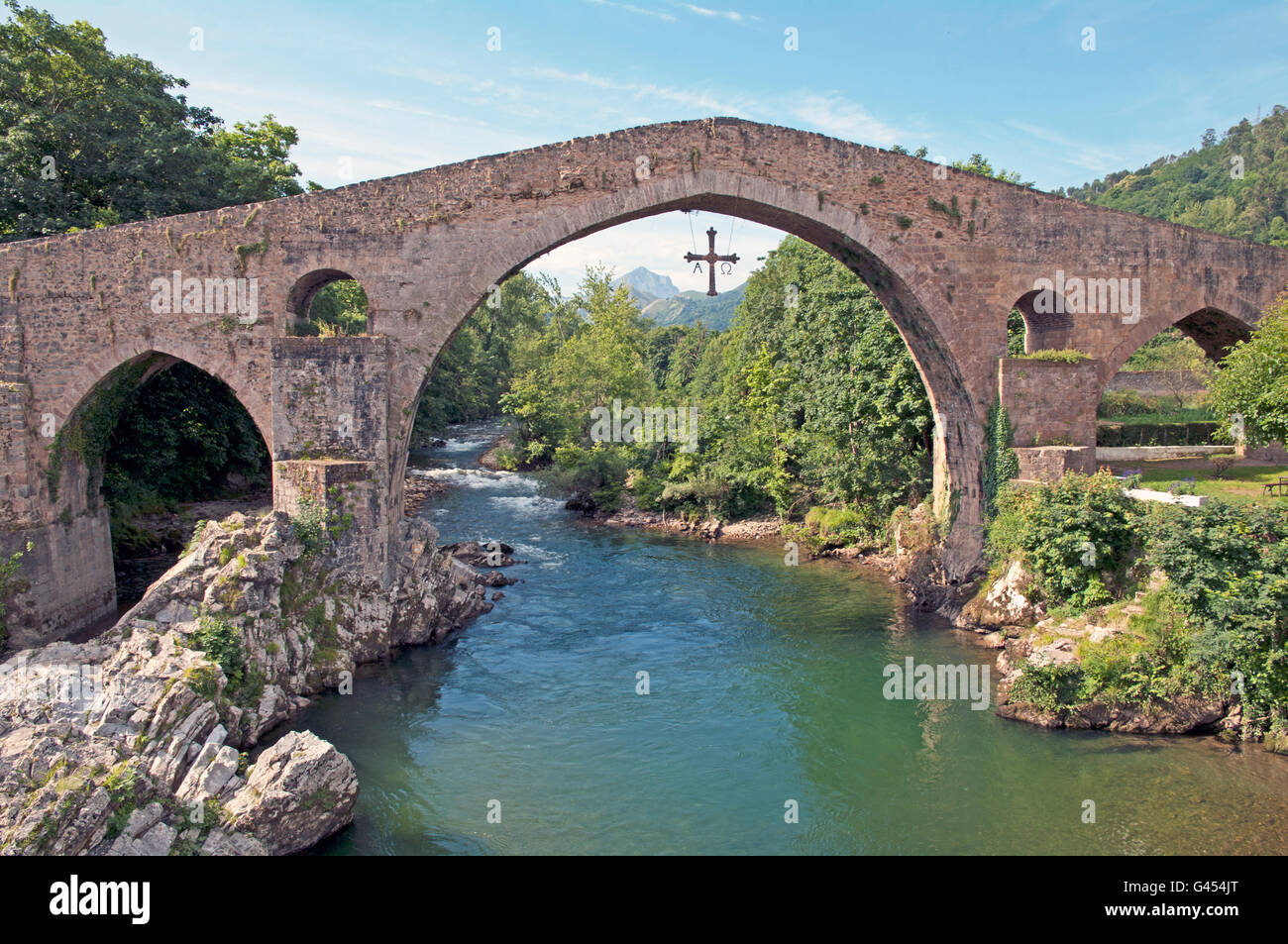Cangas De Onis, Asturias, Spagna, Romana Esque ponte sul fiume Sella Foto Stock