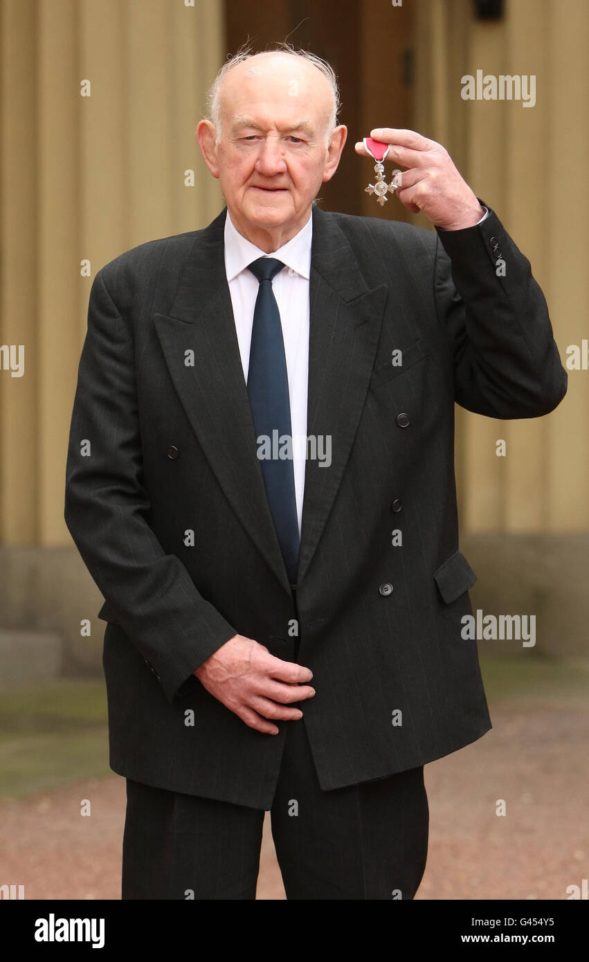 Ray French con la sua medaglia MBE, presentata dalla Regina Elisabetta II durante una cerimonia di investitura a Buckingham Palace, nel centro di Londra. Foto Stock